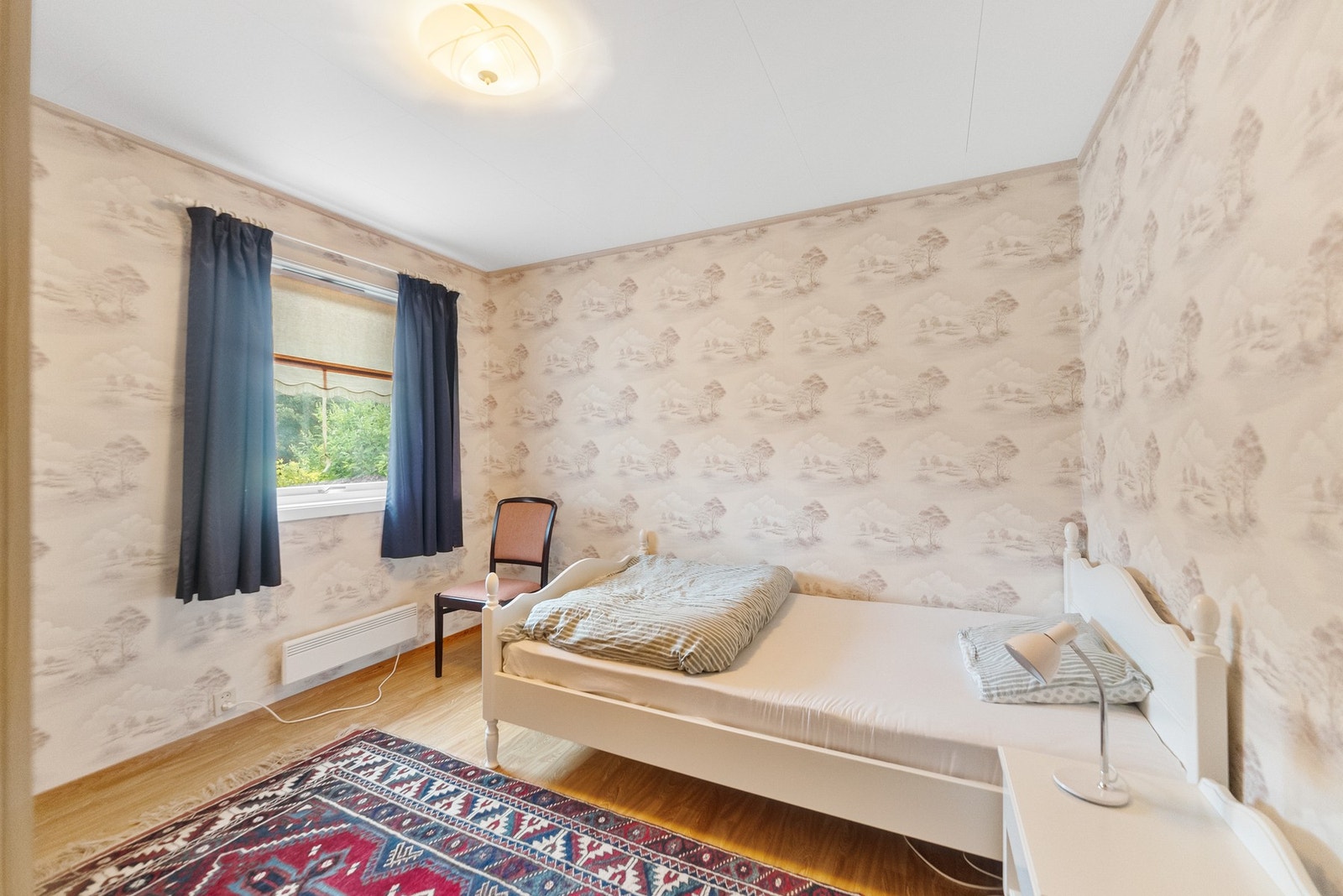 Det er tre soverom i boligen. Ett i 1. etasje og to i loftsetasje. Galleribilde