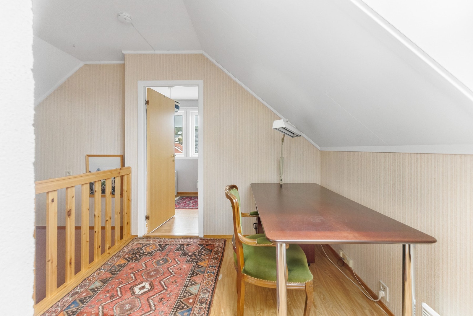 Gang på loftet kan brukes som til hjemmekontor eller hobbyrom. Galleribilde