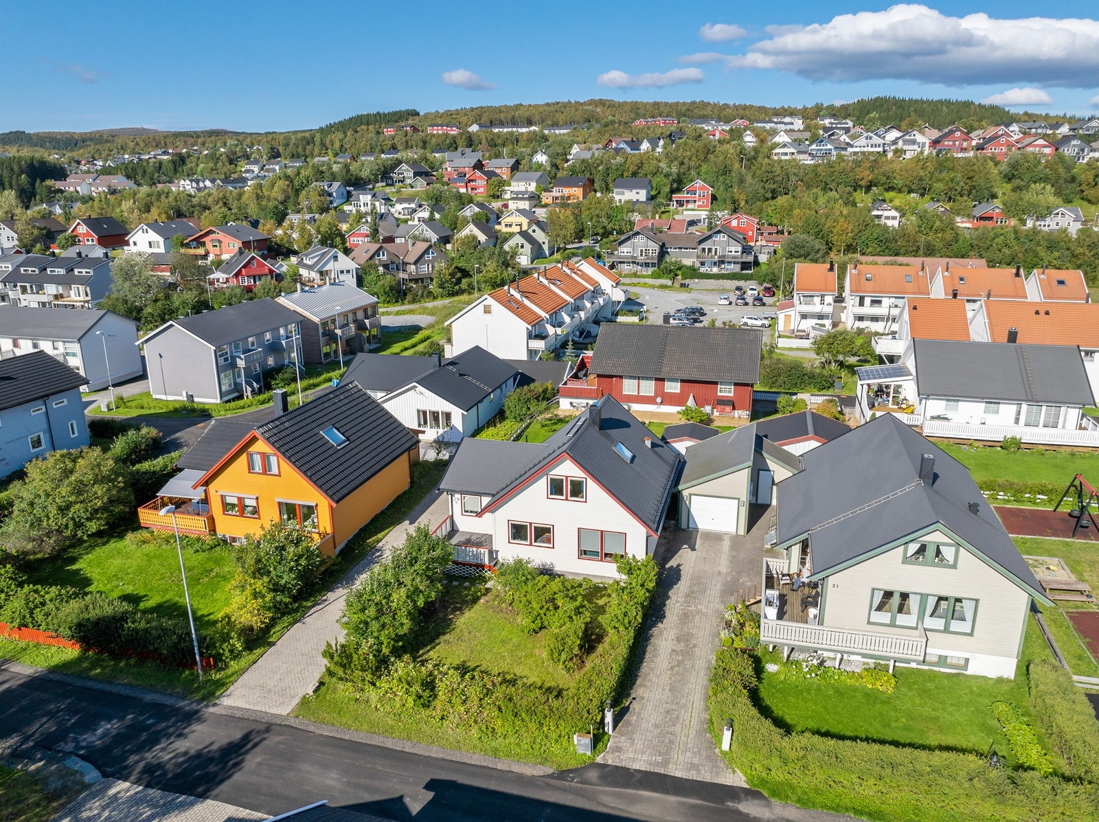 Boligen ligger i gåavstand til en rekke barnehager og skolen. Galleribilde