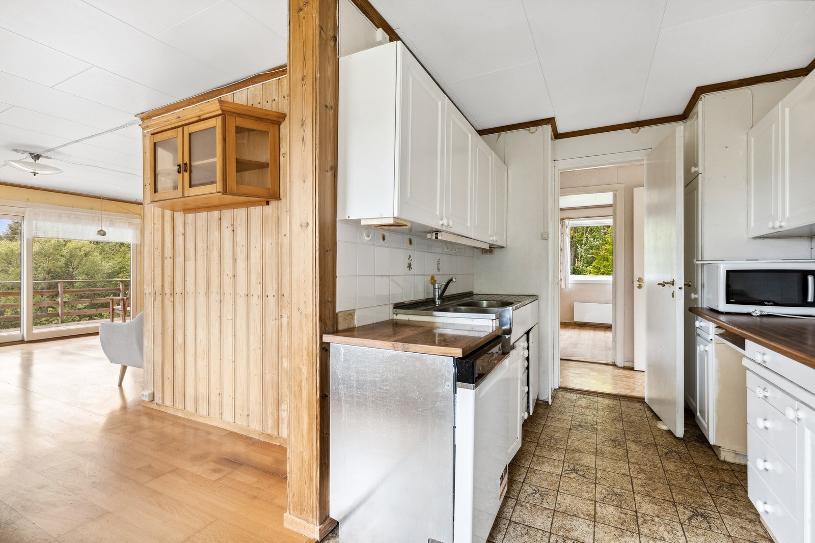 Kjøkken og stue er i en delvis åpen løsning Galleribilde