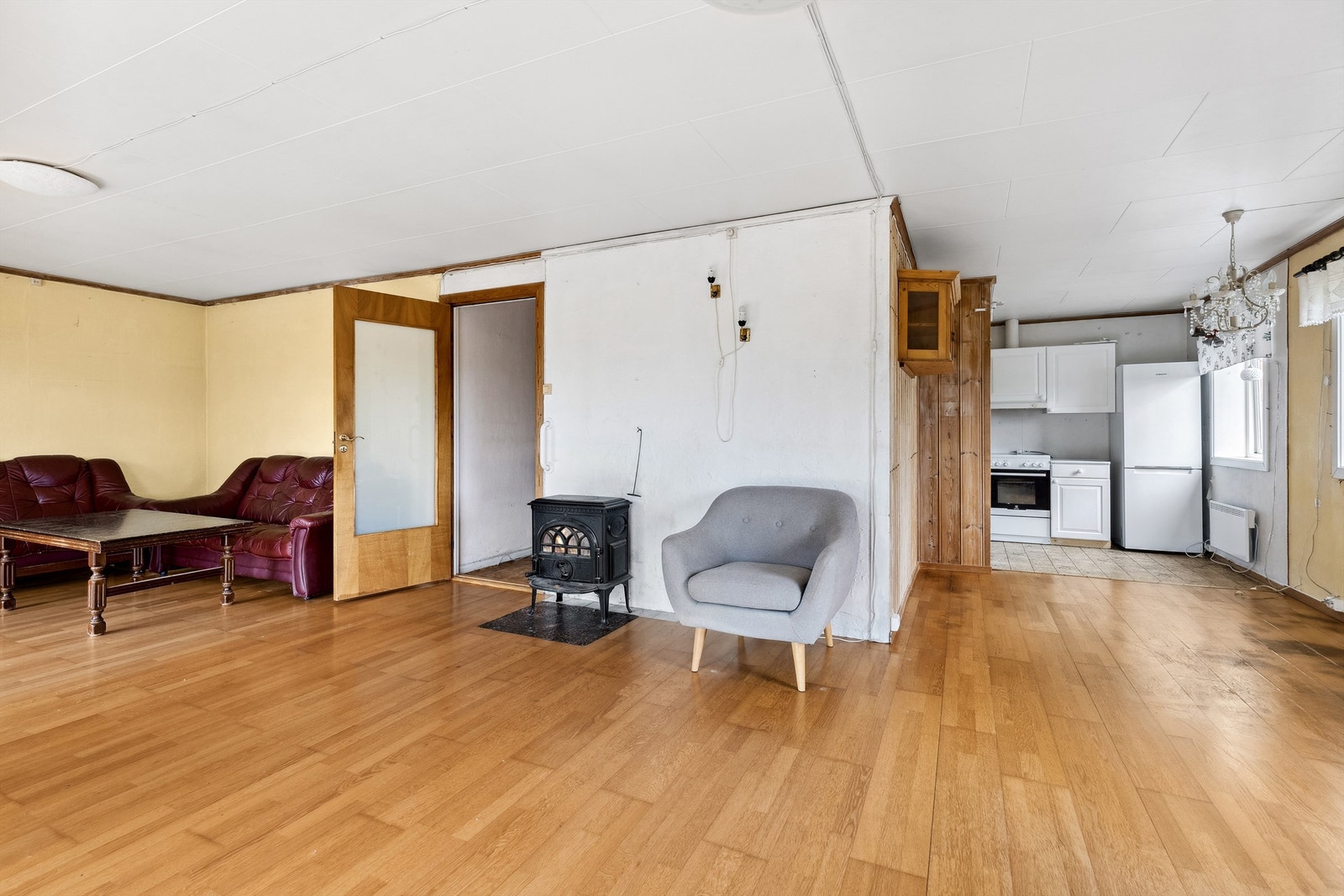 Det er peisovn montert i rommet Galleribilde