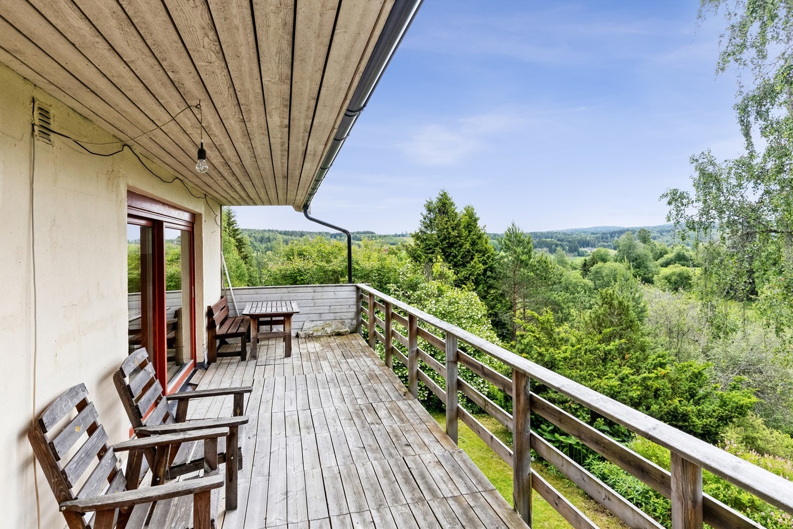 Terrassen er delvis overbygget og har en fin utsikt Galleribilde