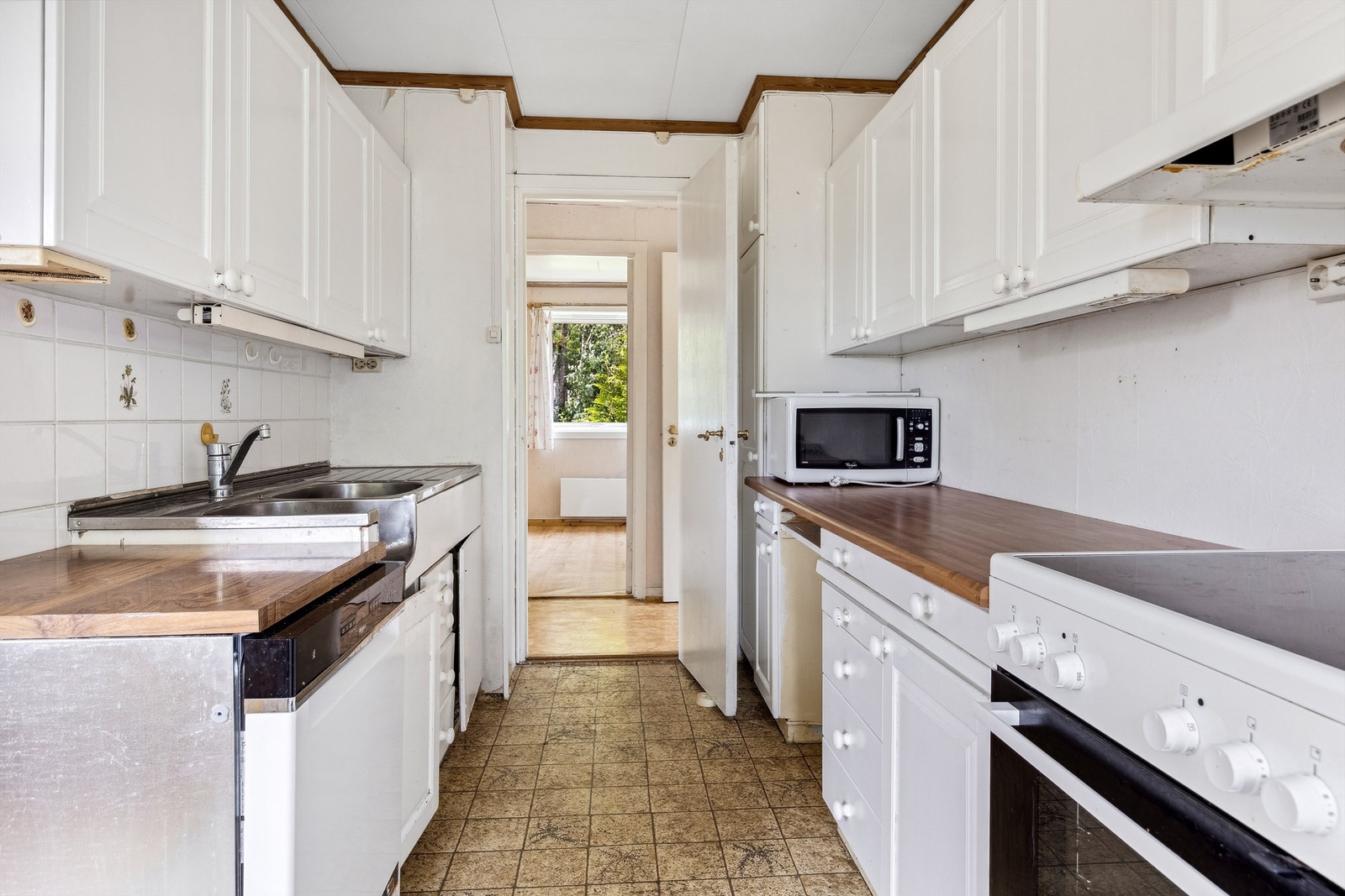 Det er røropplegg for oppvaskmaskin og det er montert kjøkkenventilator over kokesone, med avtrekk ut Galleribilde