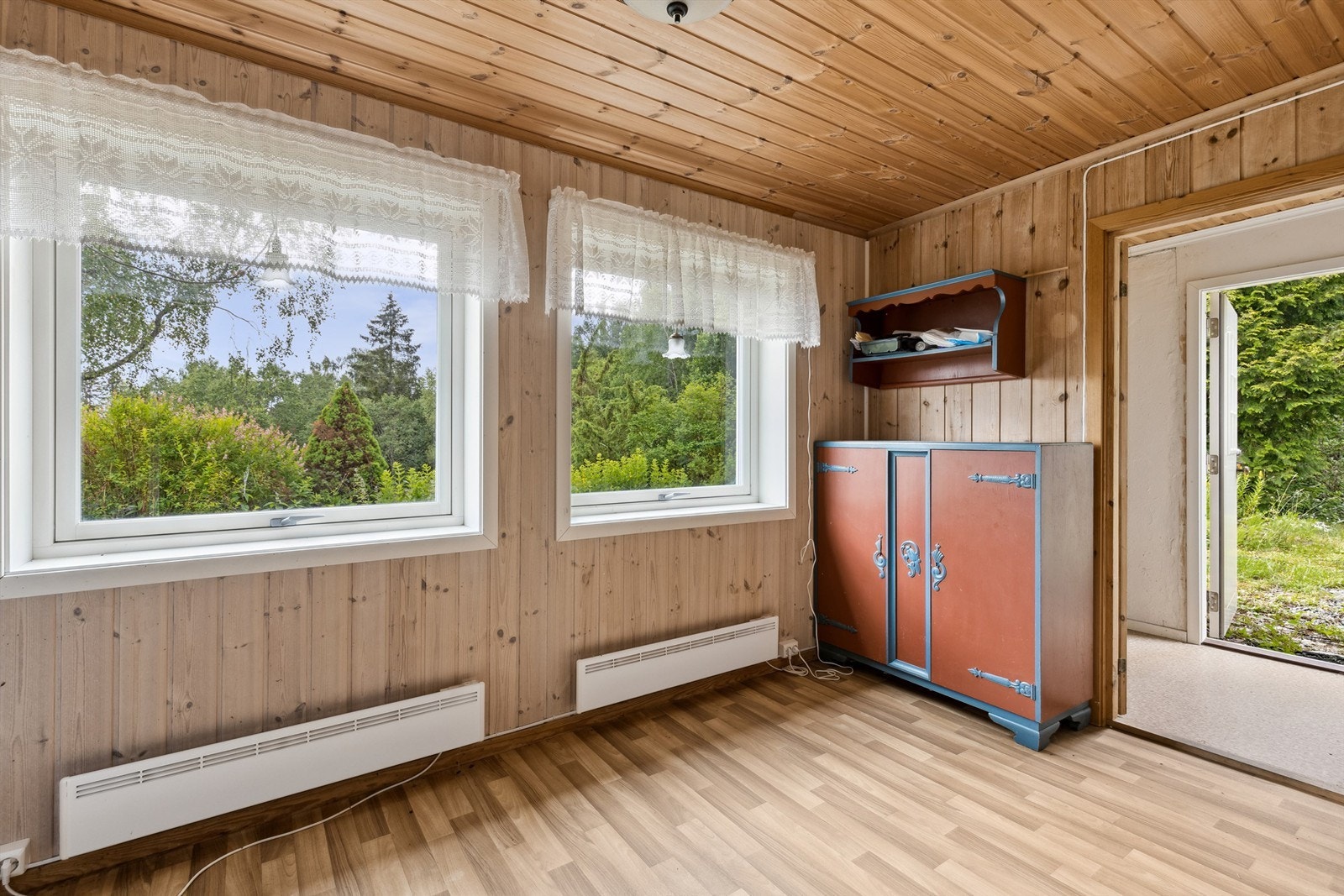 Kjelleretasjen har egen inngang med en nyere ytterdør Galleribilde