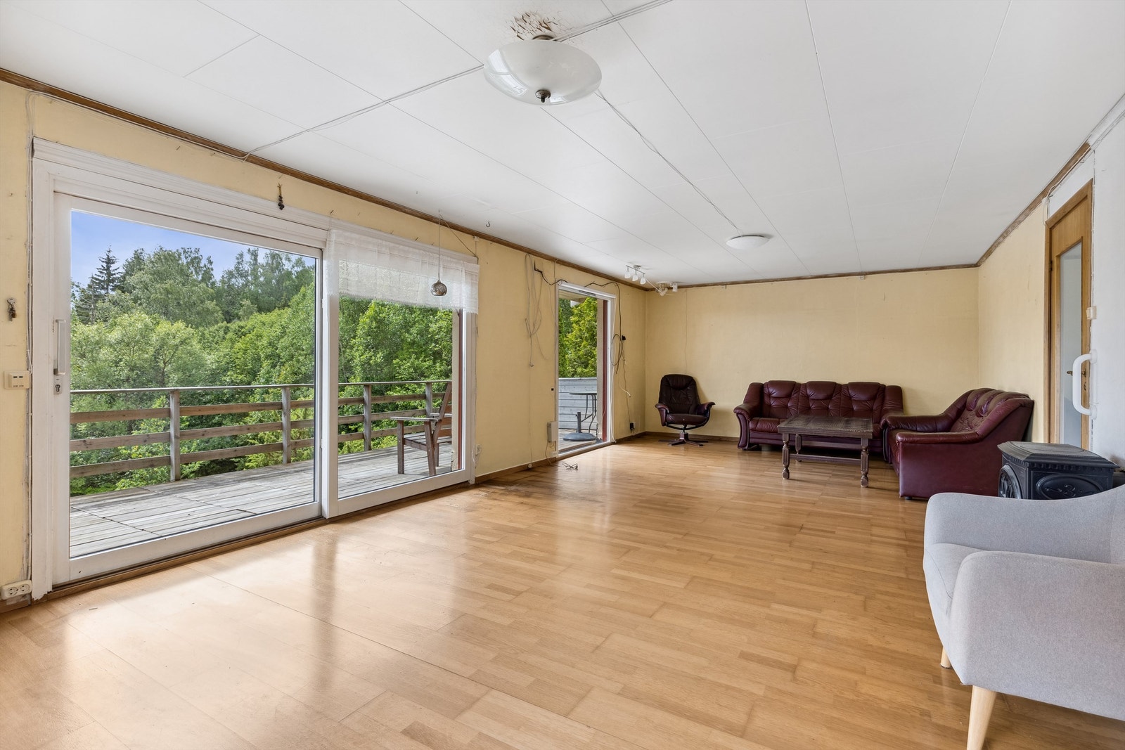 Stor stue med vinduer fra gulv til tak, som slipper inn mye naturlig lys Galleribilde