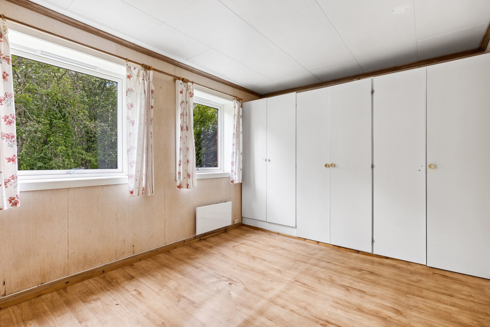 Soverommet i 1. etasje har meget godt med garderobeskap Galleribilde