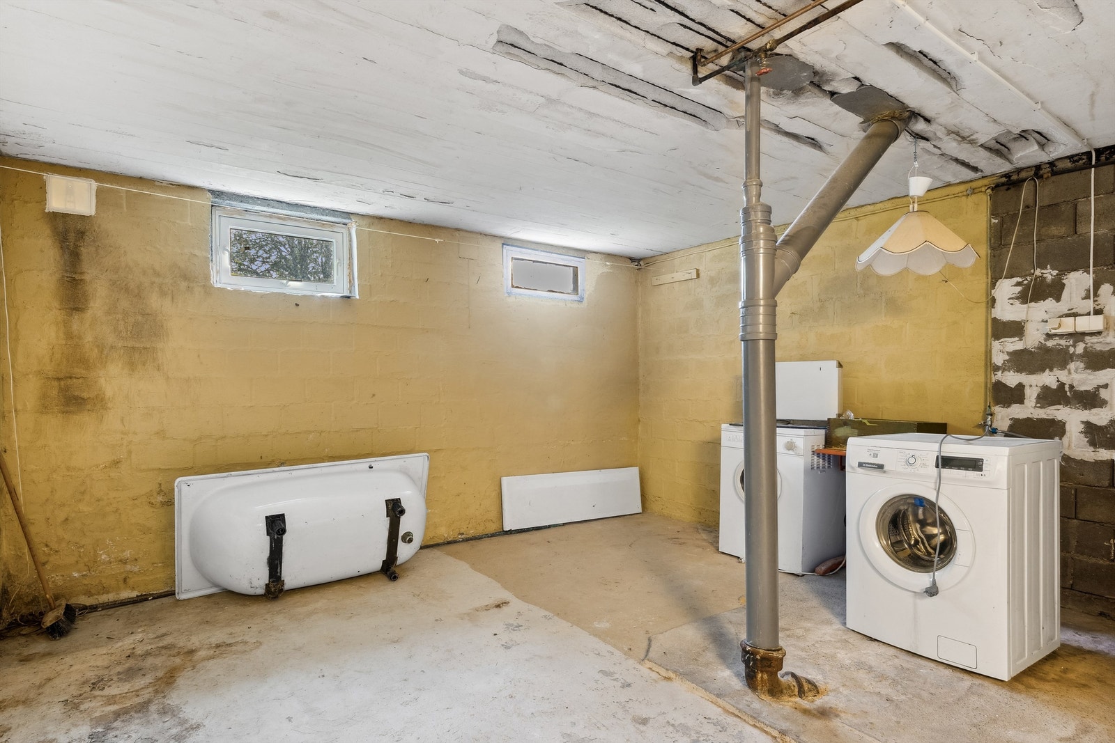 Kjelleren har også uinnredet kjellerrom og bod - Betongelement i etasjeskiller Galleribilde