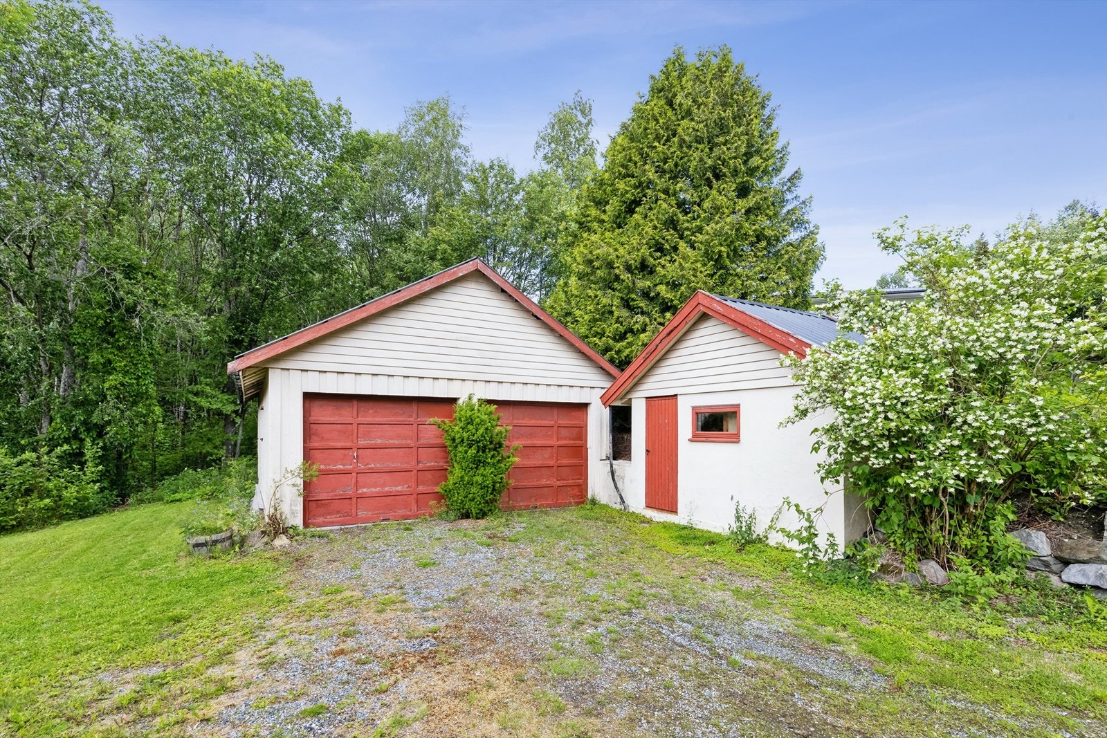 Stor dobbel garasje med rom bak - I boden til høyre er borebrønnen Galleribilde