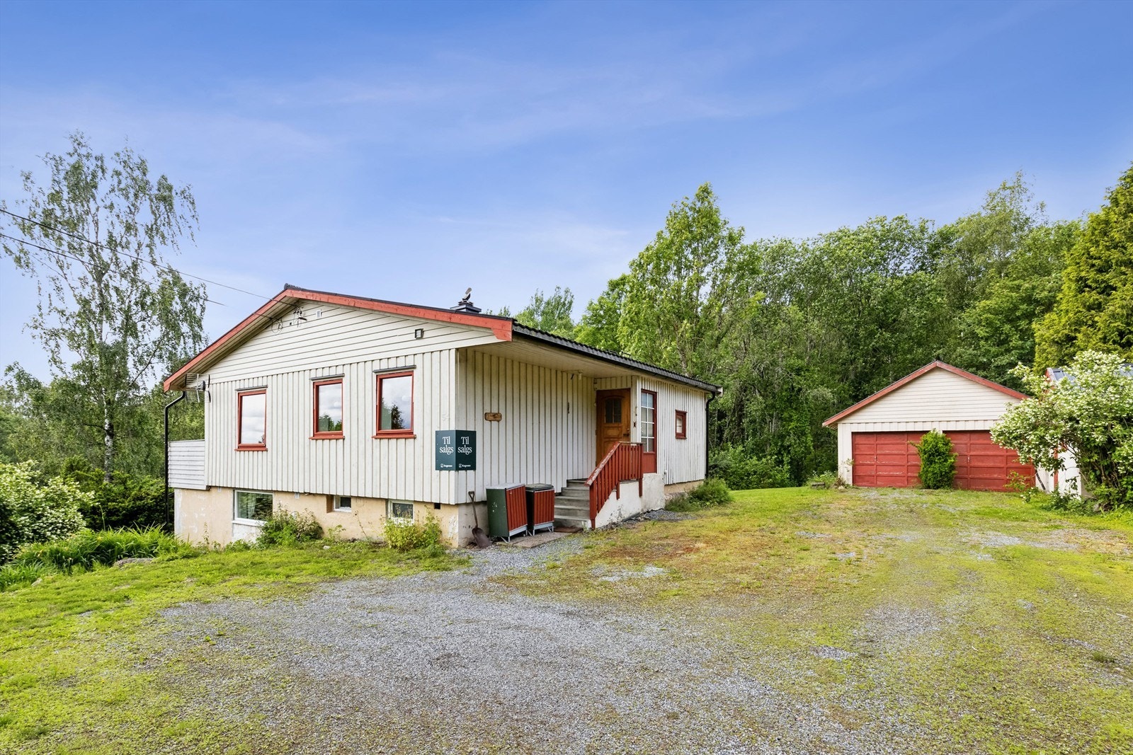 Parkering i dobbel garasje og på egen gårdsplass Galleribilde