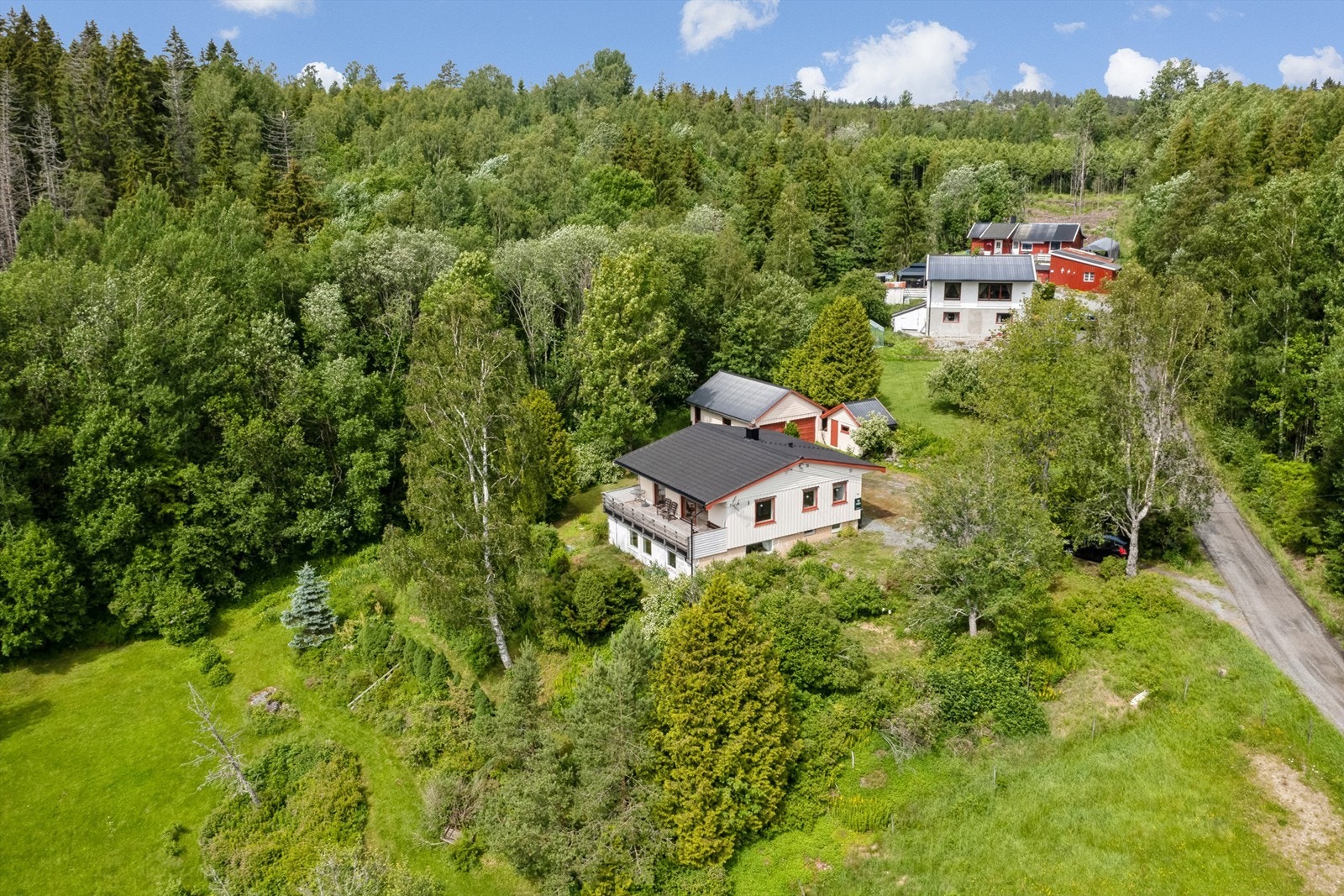 Enebolig med to store tomter, i naturskjønne omgivelser Galleribilde