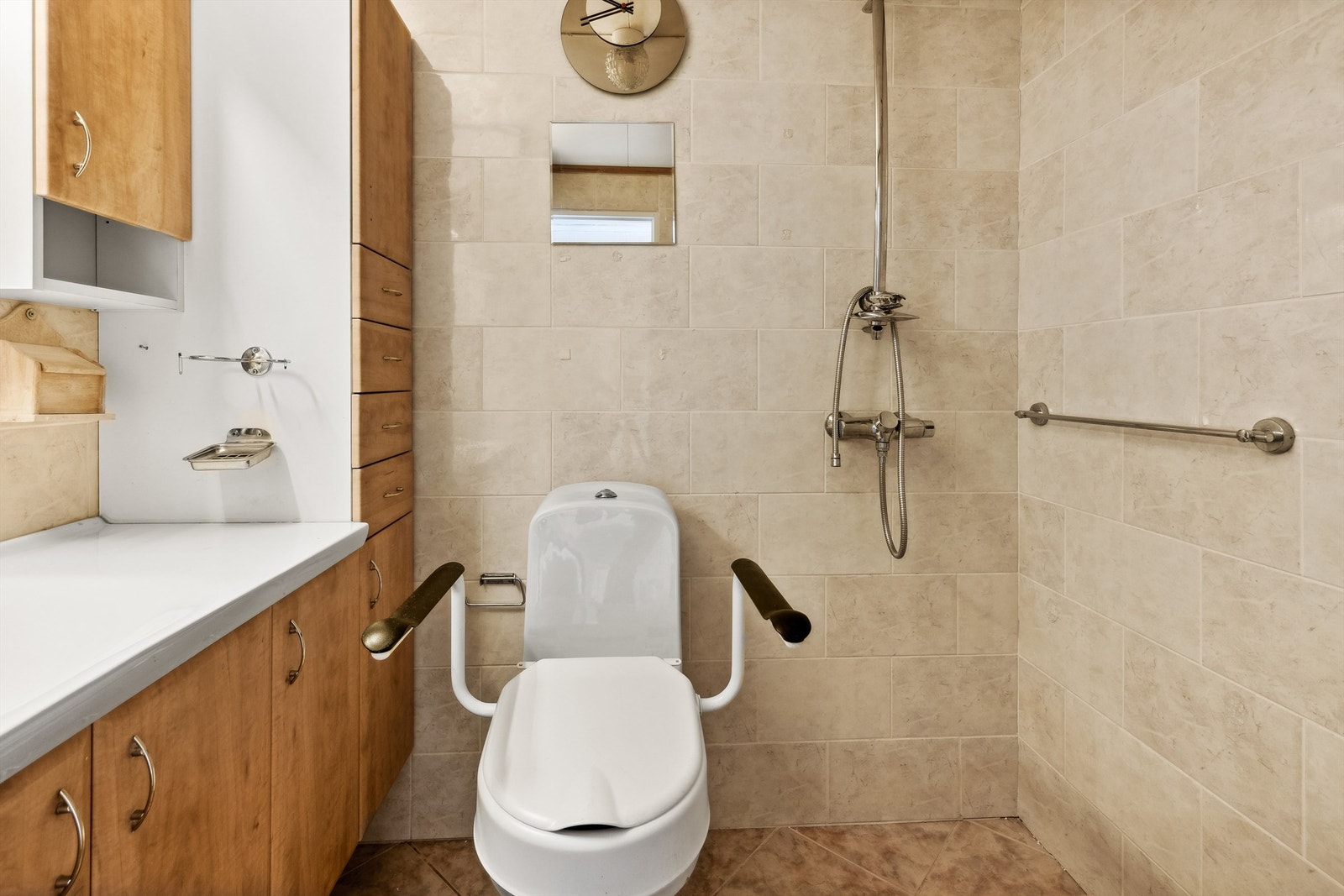 Boligen har to bad, et i hver etasje Galleribilde