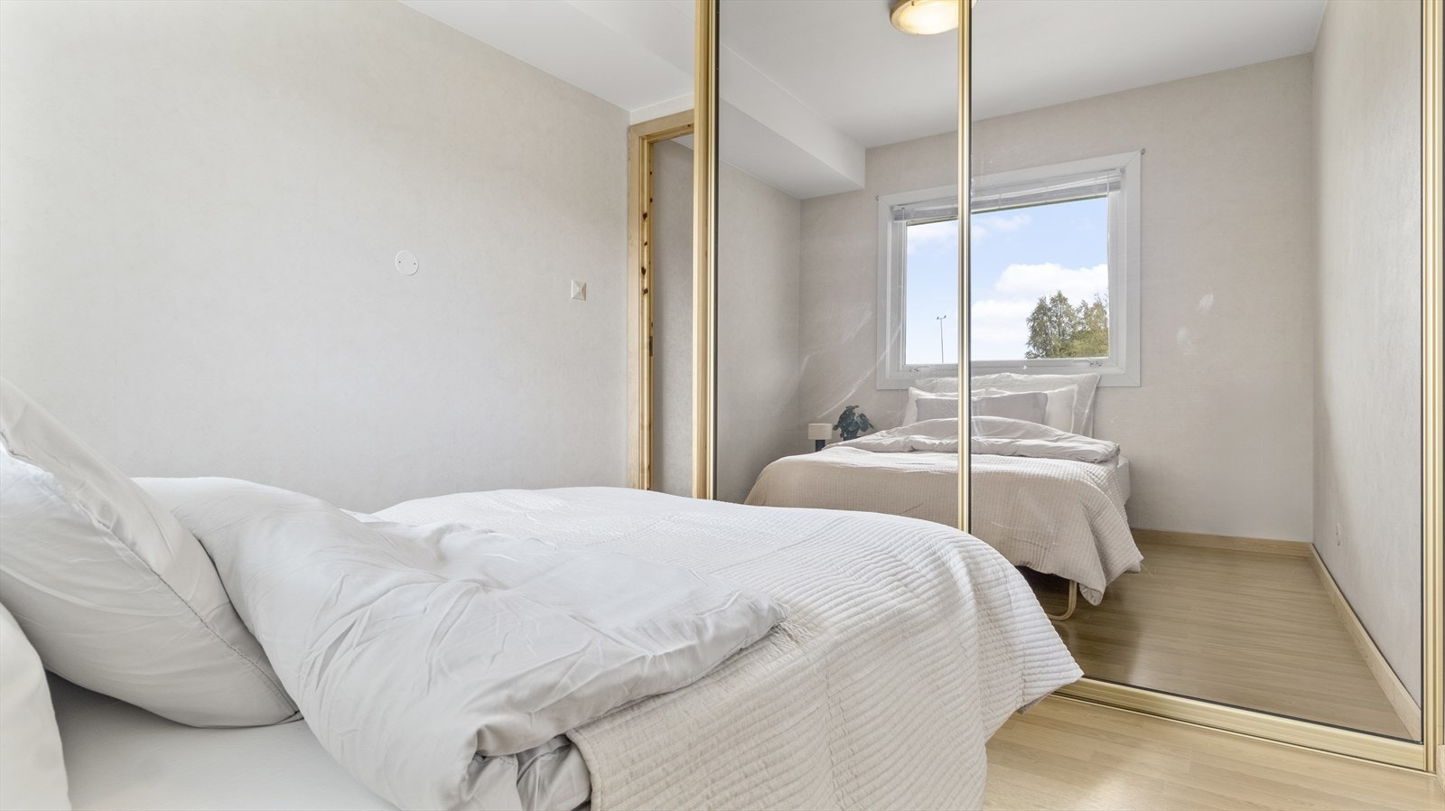 Stor skyvedørsgarderobe sørger for mye oppbevaringsplass Galleribilde