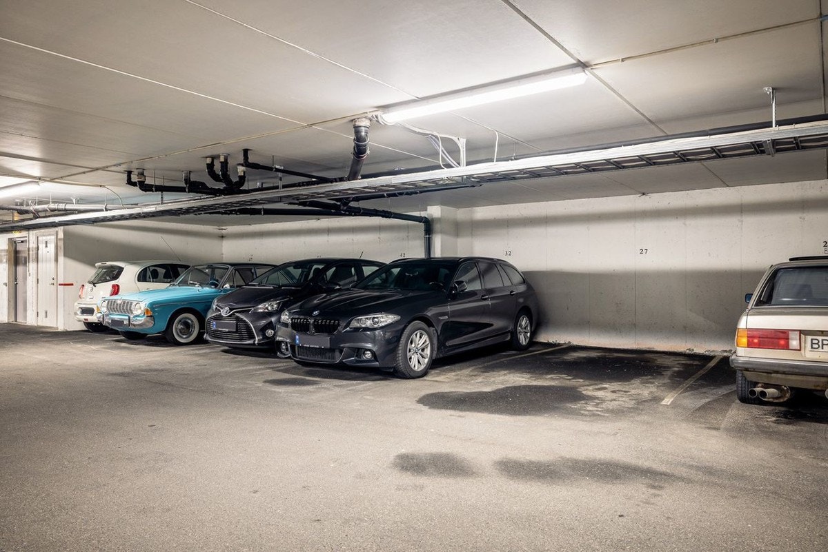 Leiligheten disponerer fast parkeringsplass i felles garasjeanlegg med mulighet for elbil-lader. Galleribilde