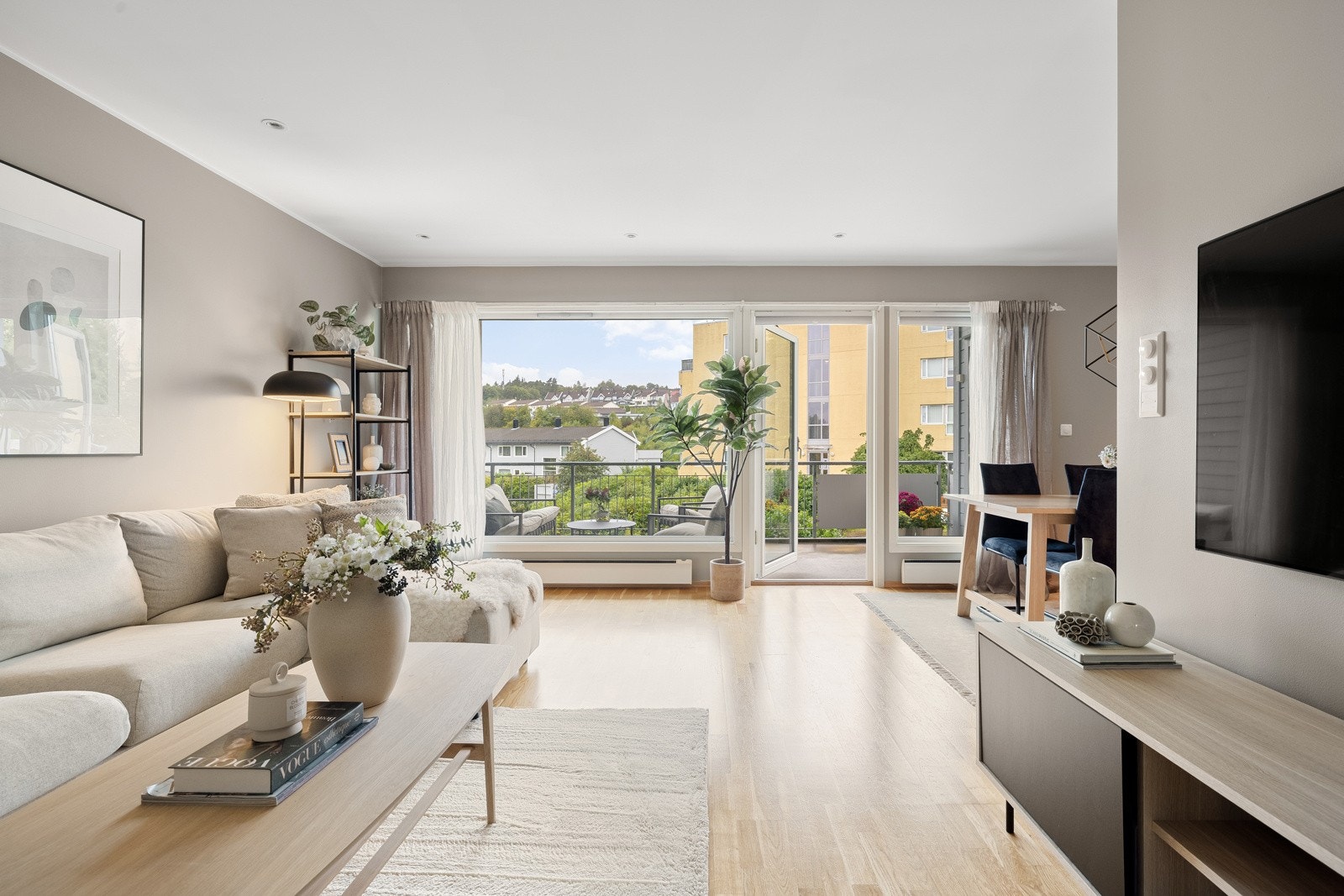 Videre kommer man inn i selve hjerte av leiligheten, nemlig den åpne stue- og kjøkken løsningen. Galleribilde