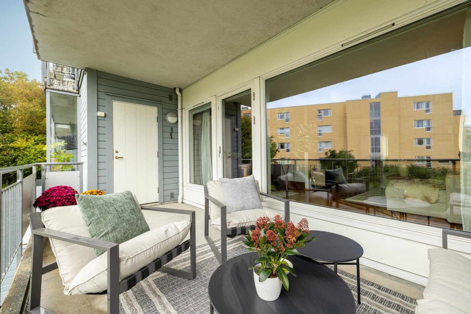 Balkongen er sørvendt og måler hele 13 kvm. Her er det også en praktisk utvendig bod på 3 kvm. Galleribilde