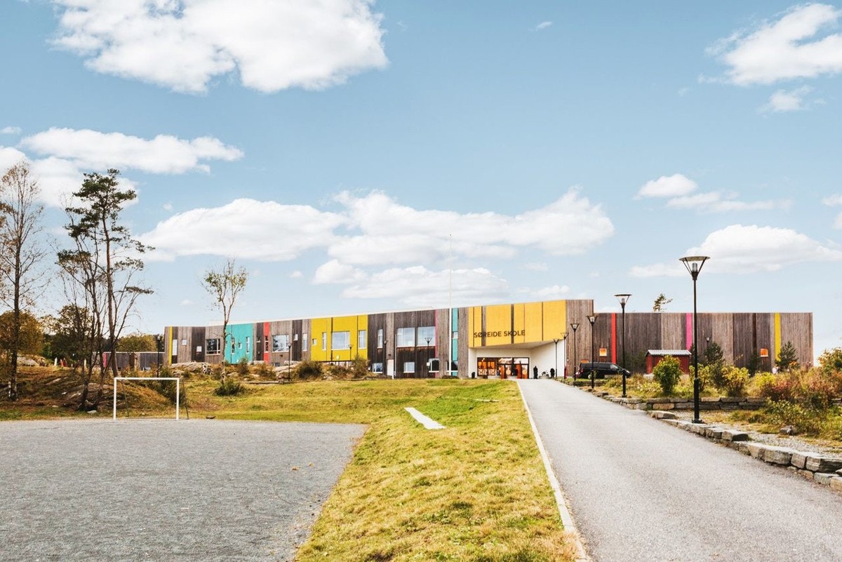 Boligen er plassert i Søreide skole sin skolekrets for barnetrinnet. Det er også et godt utvalg av barnehager i området. Galleribilde