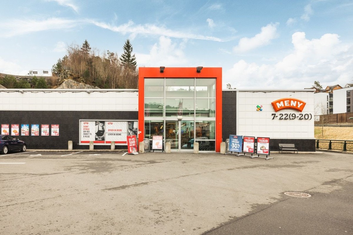 Området har et svært godt utvalg av dagligvarebutikker. Her finner man både Meny, Coop Extra, Kiwi, og Rema 1000. Galleribilde