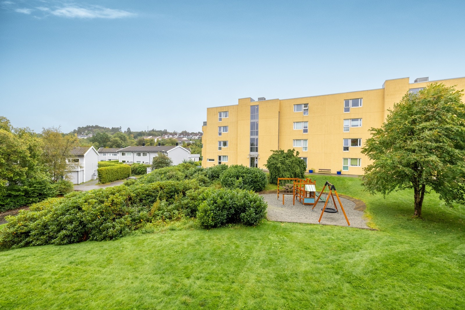 Sameiet har flotte fellesarealer og en koselig lekeplass. Galleribilde