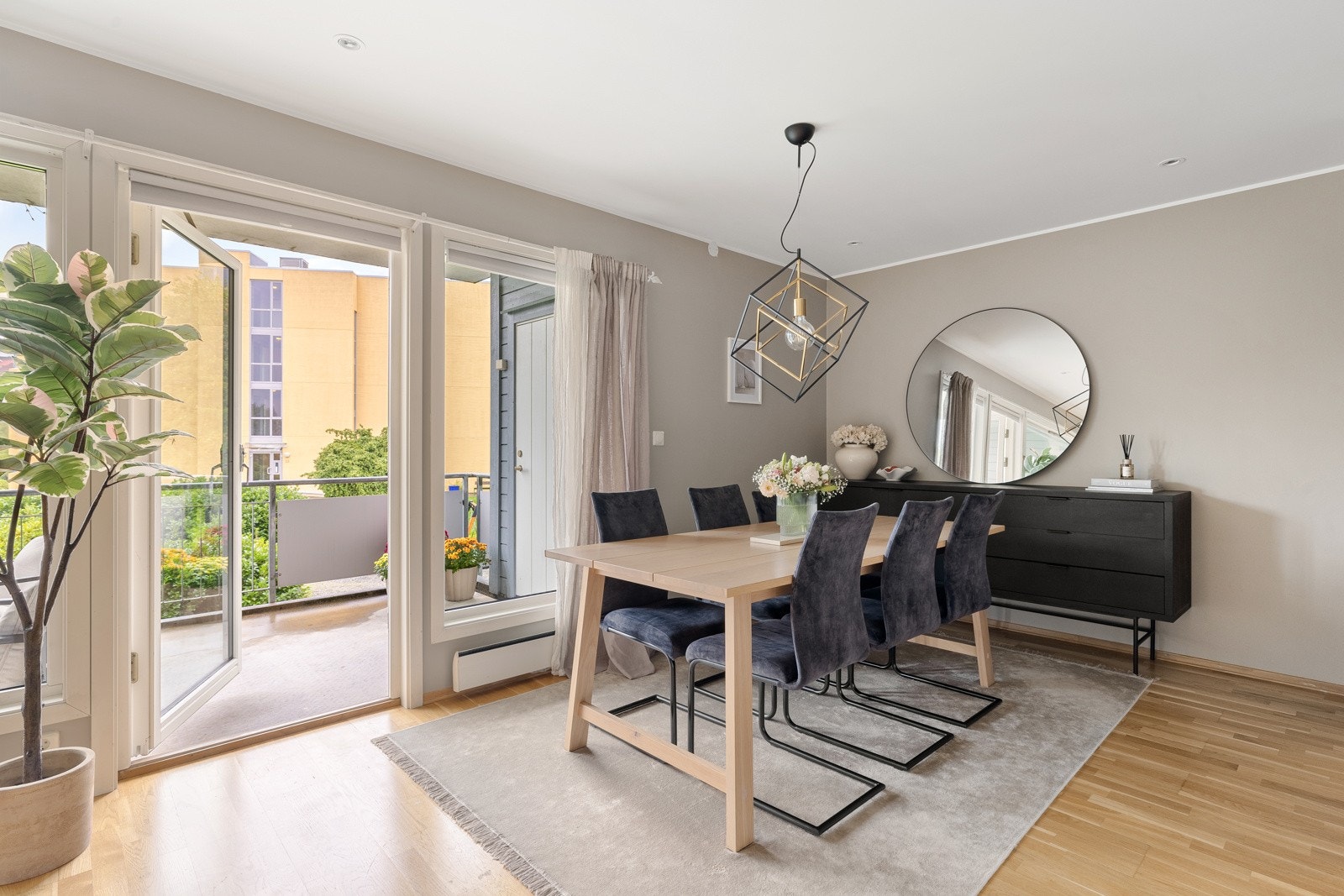 De store vindusflatene sikrer rikelig med lysinnslipp og utgang til en nydelig balkong. Galleribilde