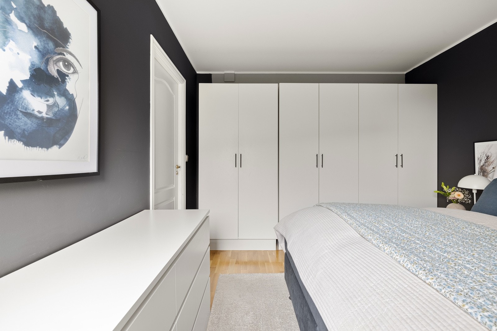 Hovedsoverommet måler 12 kvm og har god plass til dobbeltseng, nattbord og garderobeskap. Galleribilde