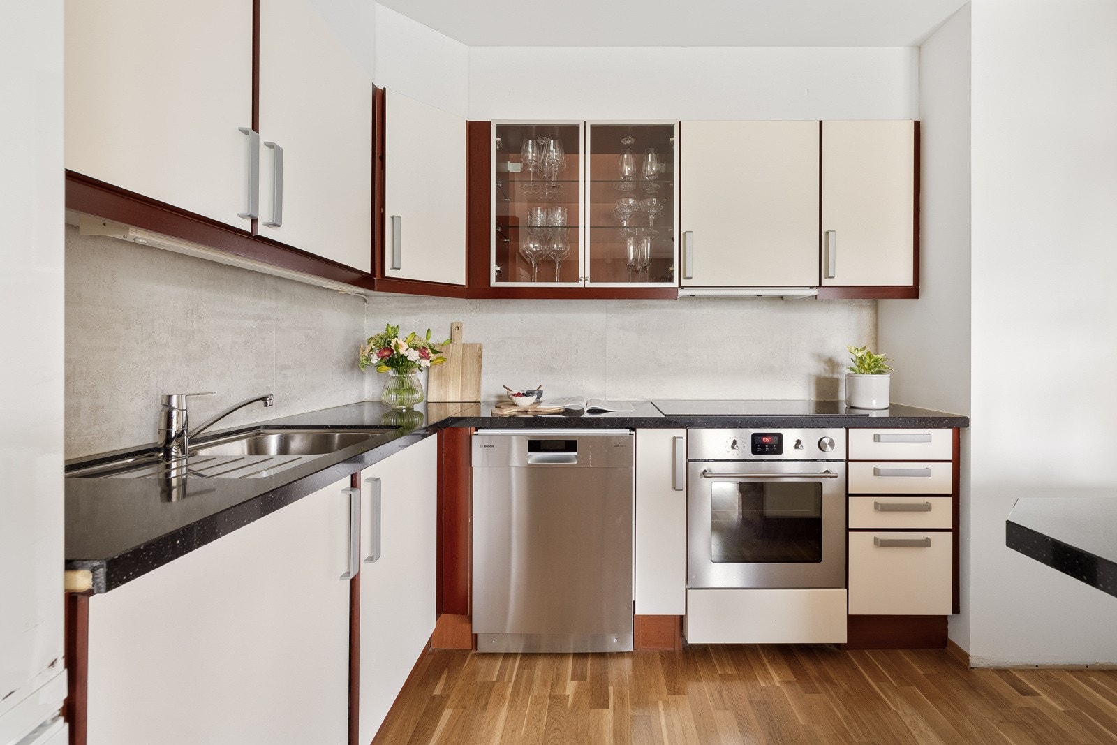 Kjøkkeninnredningen har lyse glatte fronter i kombinasjon med en benkeplate i stein. Galleribilde