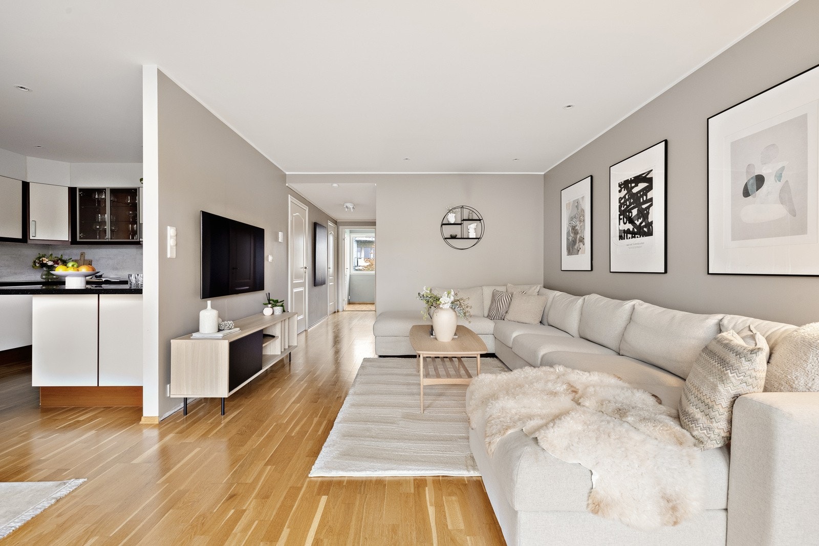 Rommet er delvis avdelt med en praktisk lettvegg. Her får man en naturlig avdeling. Galleribilde