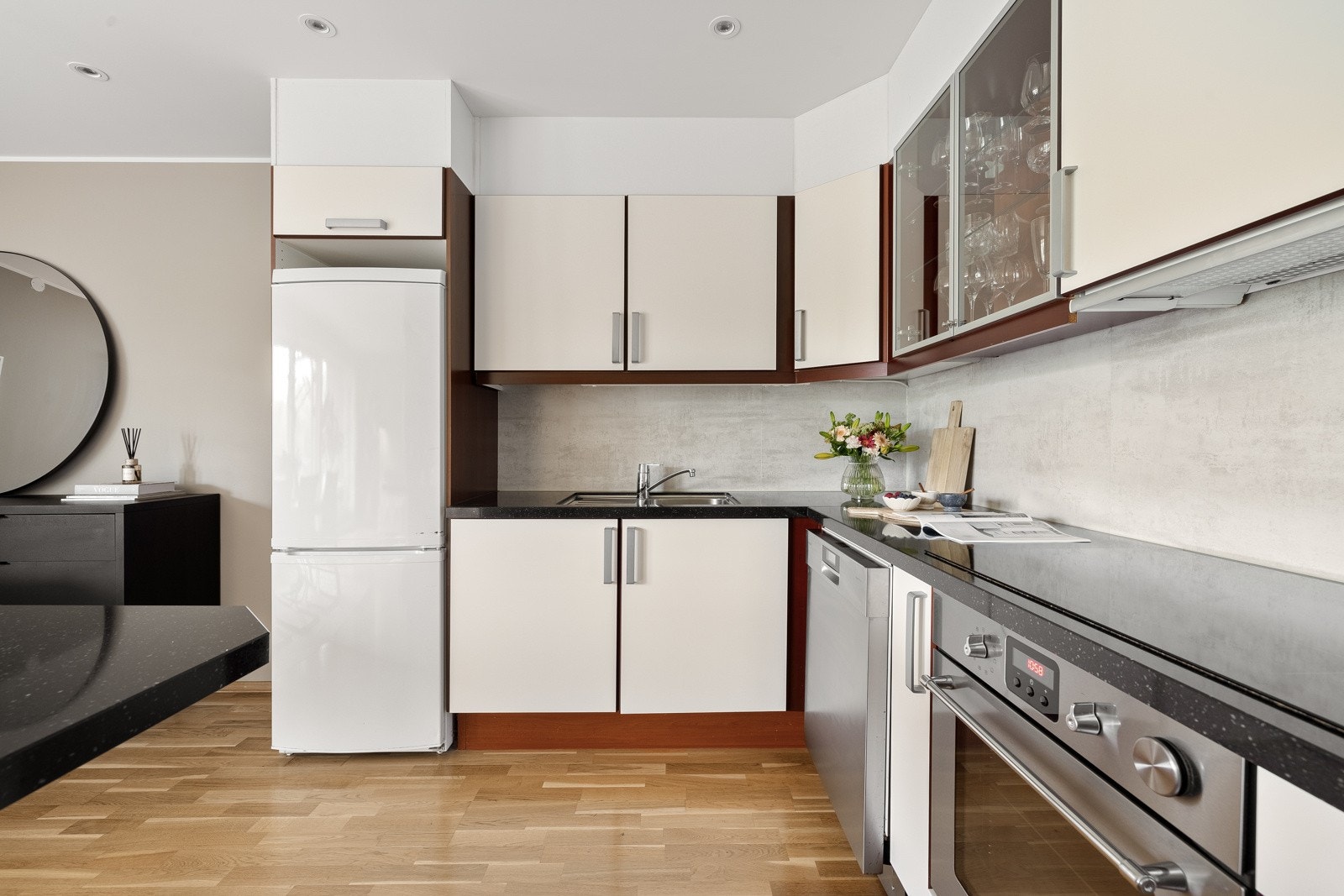 Av integrerte hvitevarer kan det nevnes stekeovn og platetopp. Videre er det oppvaskmaskin under kjøkkenbenk og frittstående kjøleskap med fryser. Galleribilde