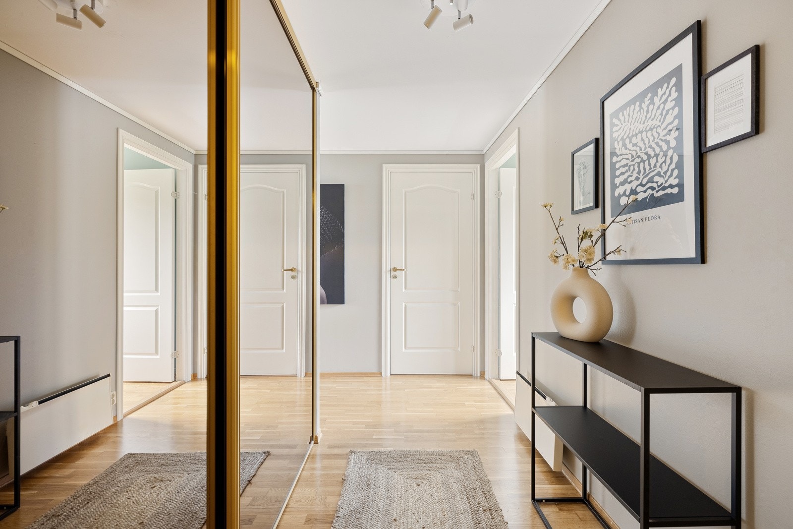 Her er det rikelig med oppbevaringsplass i en store skyvedørsgarderobe. Galleribilde