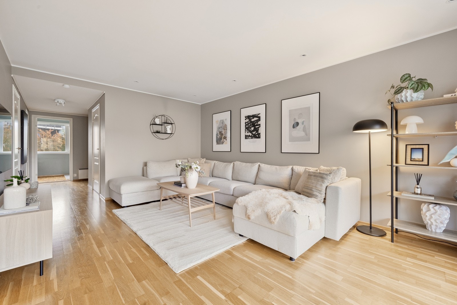 En moderne farge på veggene i kombinasjon med innfelte downlights i taket gir en herlig romfølelse. Galleribilde