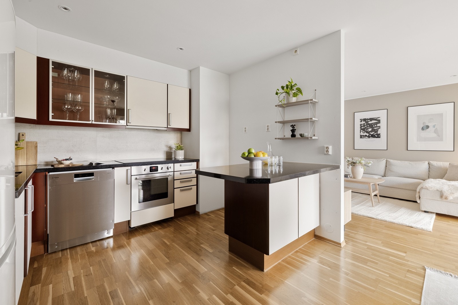 Videre kommer man inn igjen til kjøkkenet i leiligheten. Galleribilde