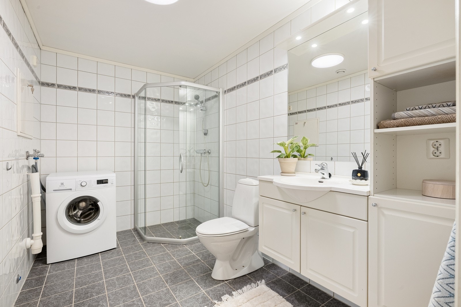 Badet i leiligheten er på 6 kvm og er helfliset med varmekabler i gulvet. Galleribilde