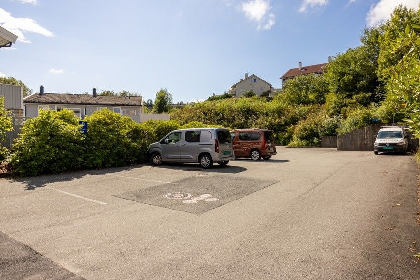 Sameiet har også egne gjesteparkeringsplasser på fellesarealet. Galleribilde