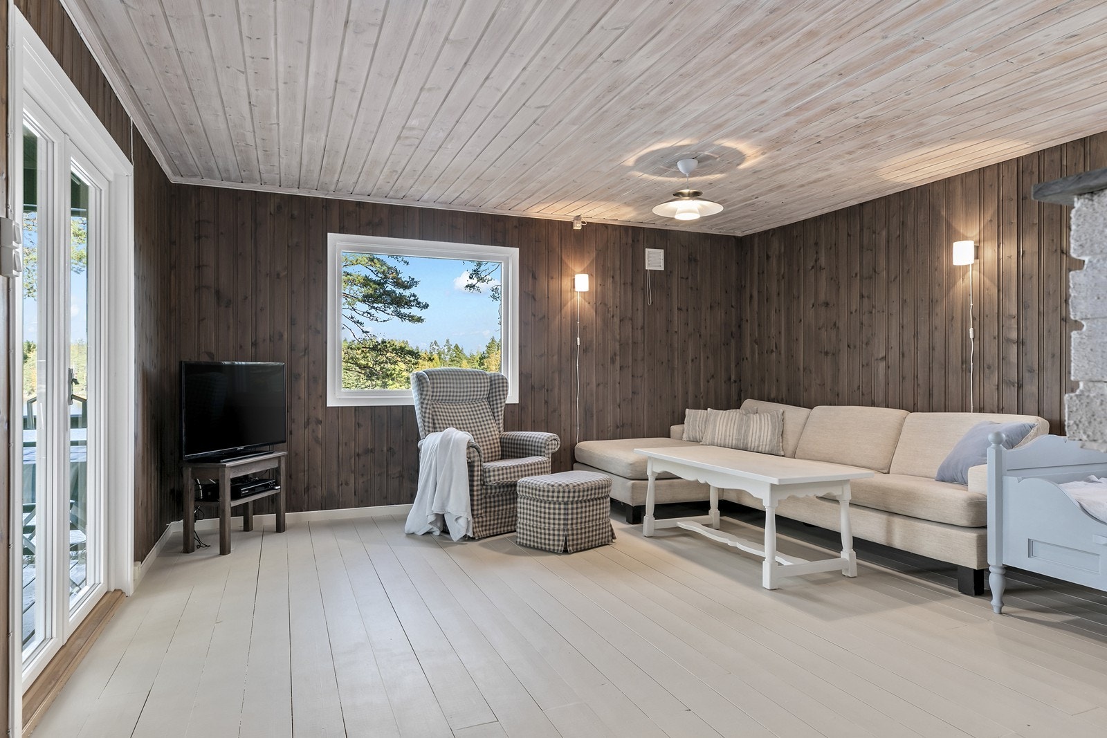Fin moderne lys stue med mye naturlig lys inn fra klare vindus glass! Galleribilde