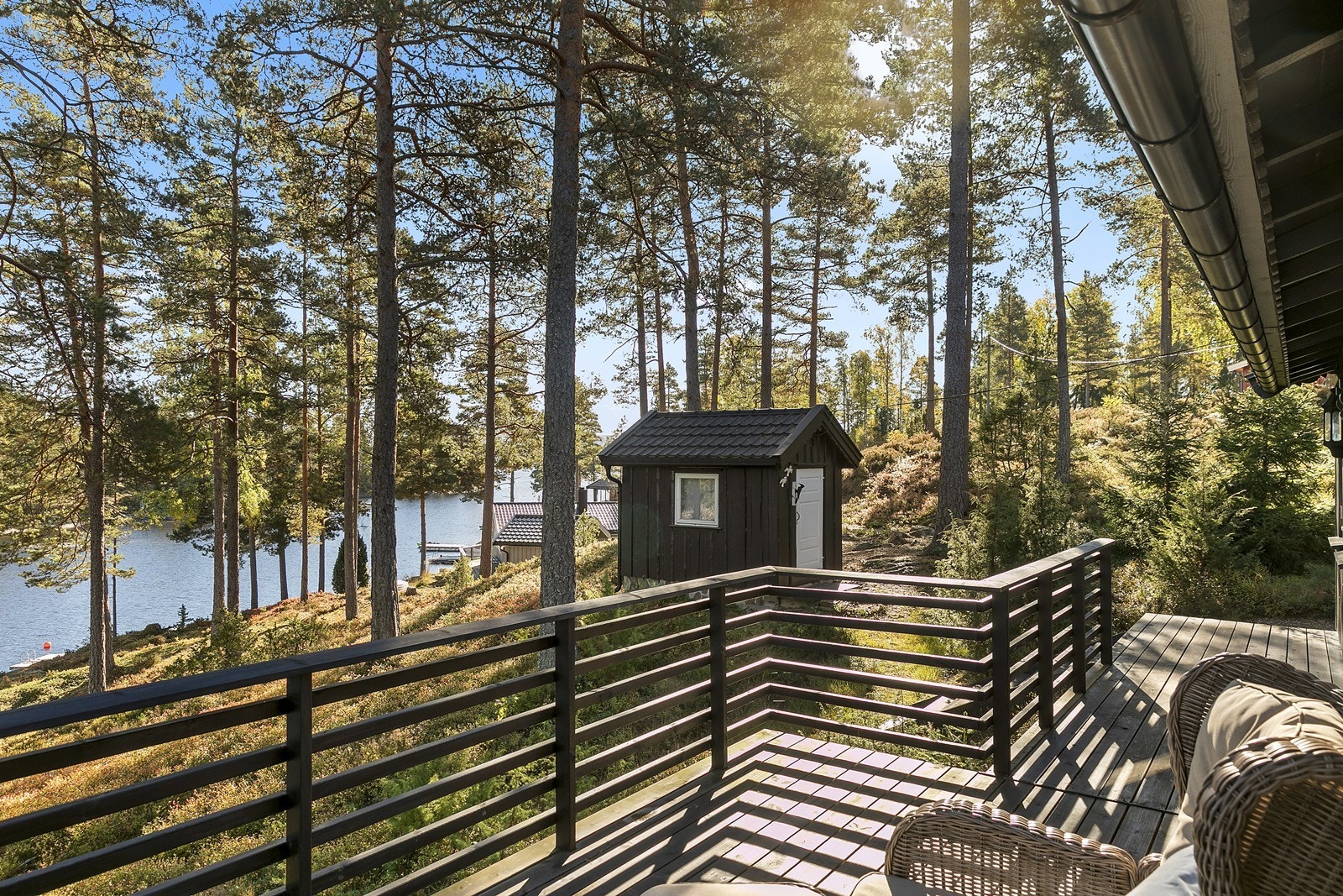 Utsikt ned mot vannet og egen strand rett nedenfor! Galleribilde