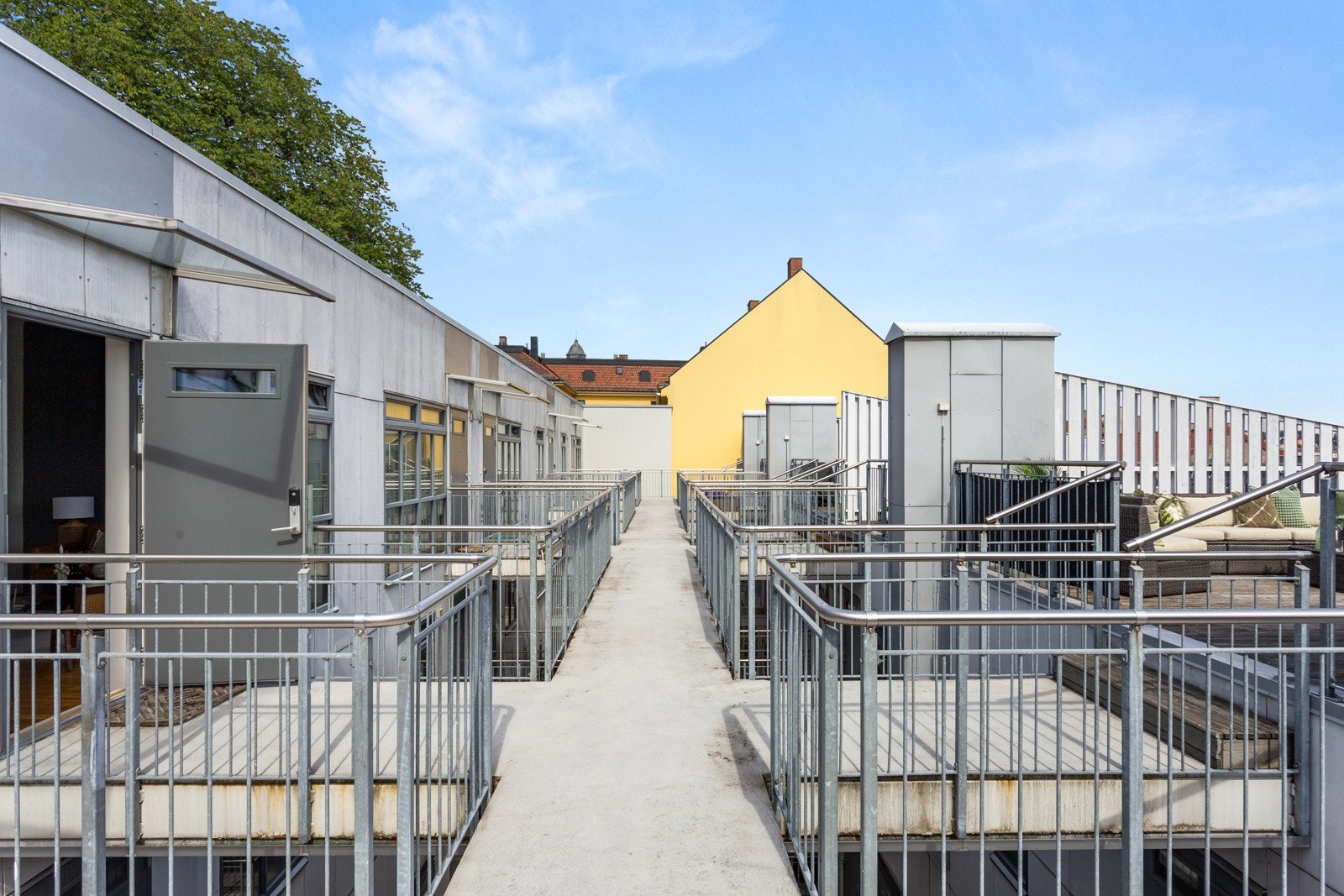 Det er heis i bygget som tar deg opp til 5. etg. og trapp videre opp til 6. etg. Galleribilde