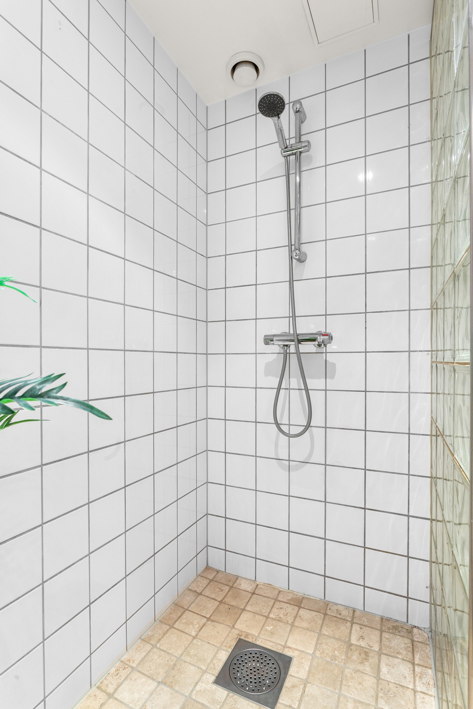 Romslig dusjhjørne med glassbyggerstein. Galleribilde