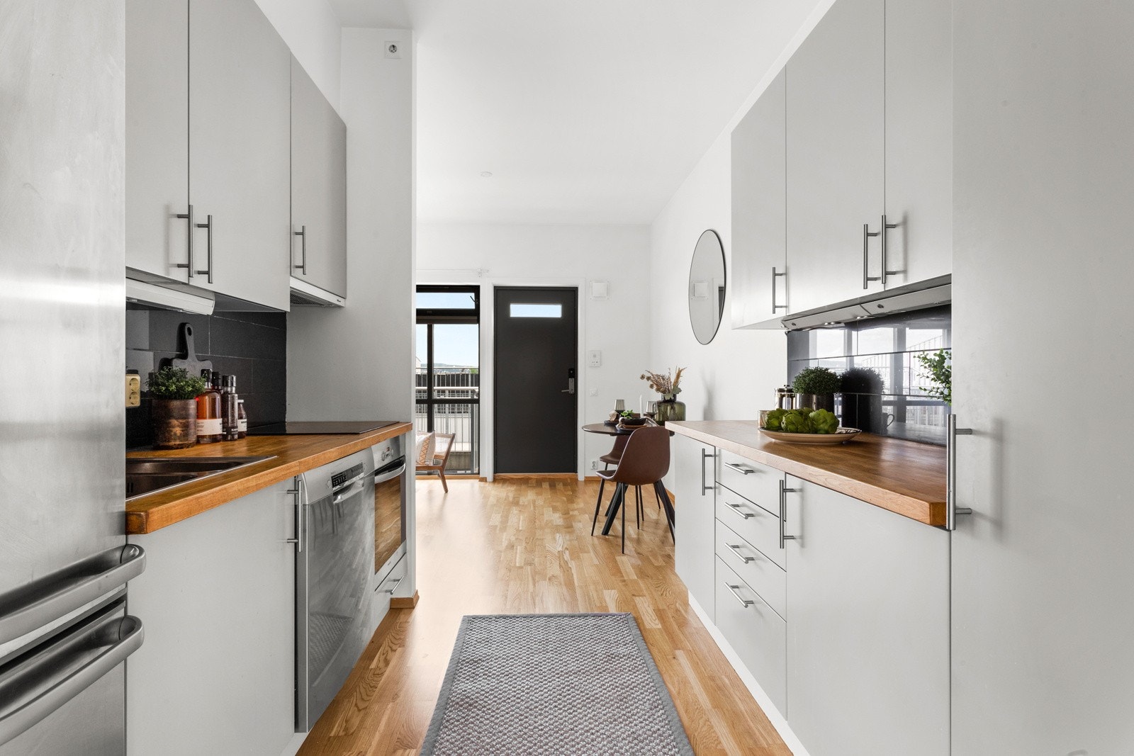 Boligen ligger i en en tidligere trafostasjon som ble renovert og boligen ble etablert i 2005. Galleribilde