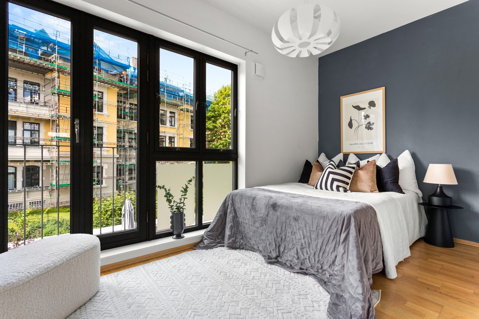 Lyst og romslig soverom med store vindusflater og fransk balkong. Galleribilde