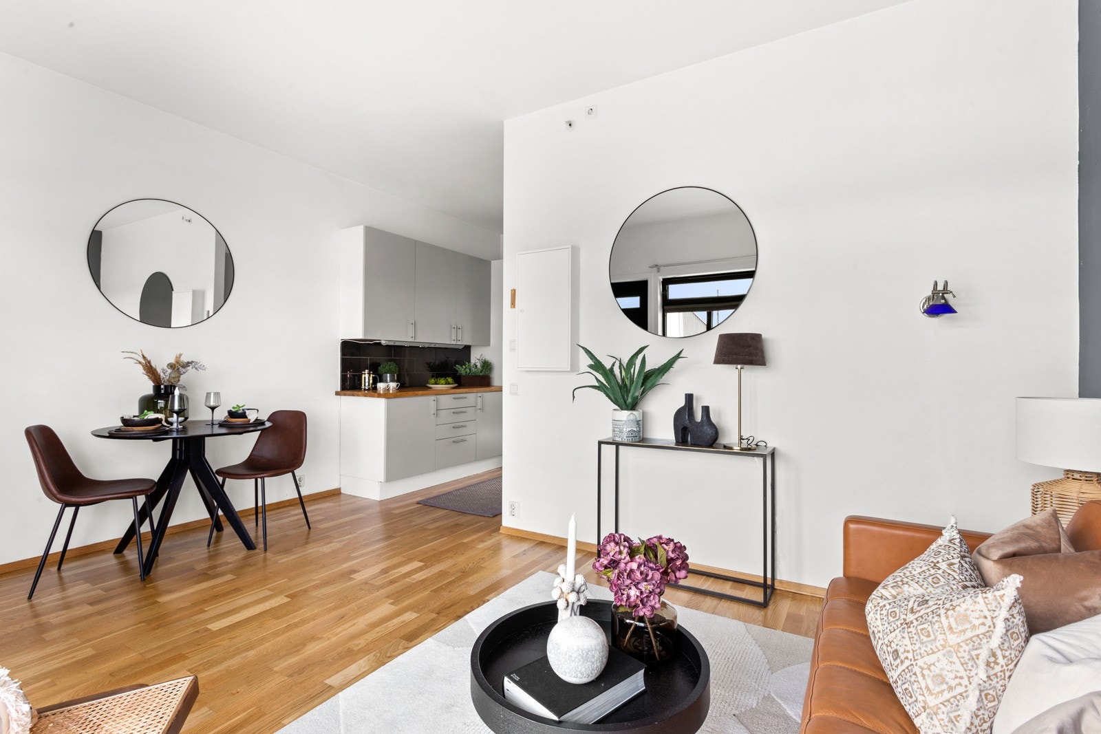 Delvis åpen stue- og kjøkkenløsning. Galleribilde