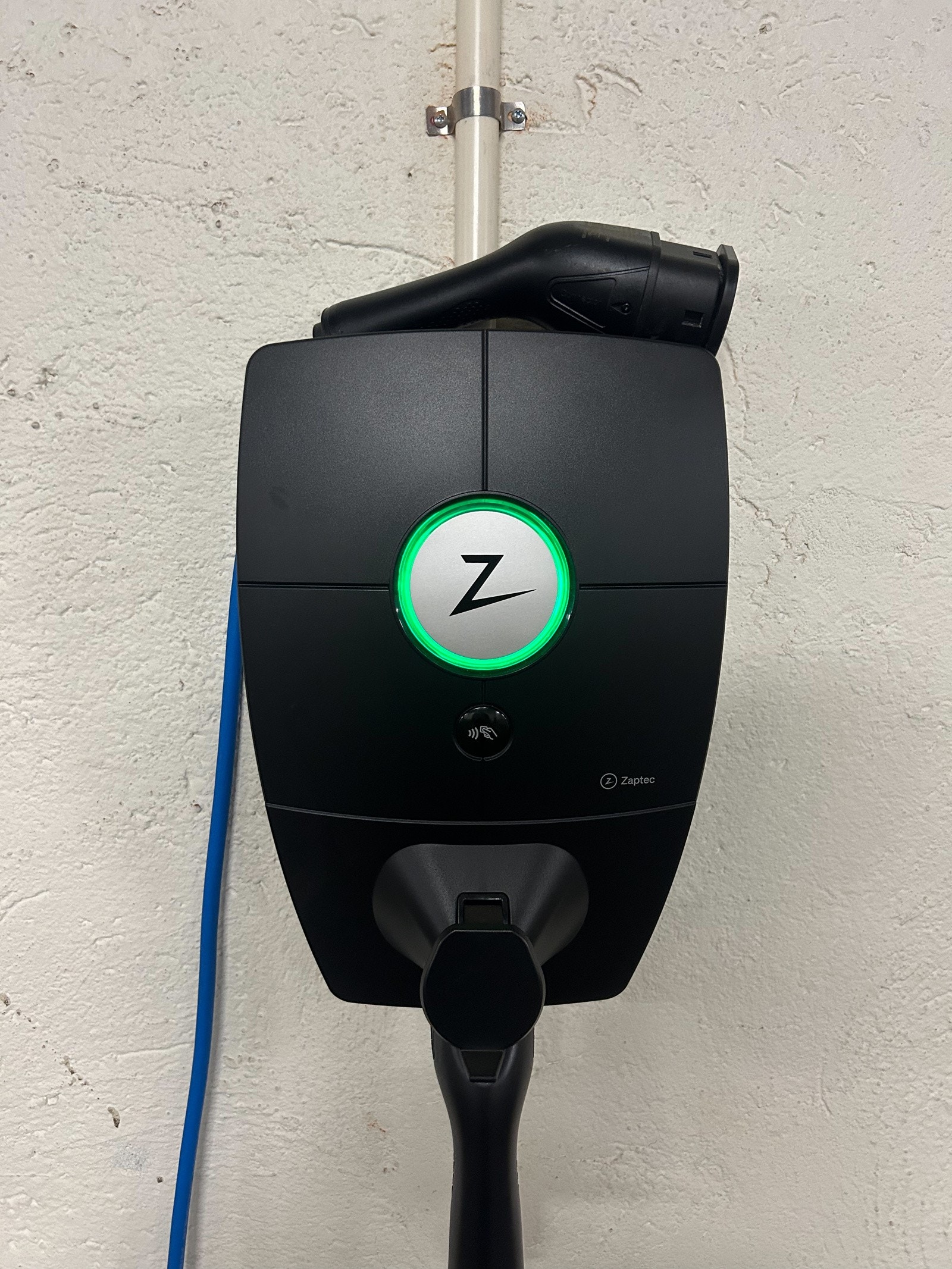 På garasjeplassen er det mulig å lade med egen lader. Galleribilde