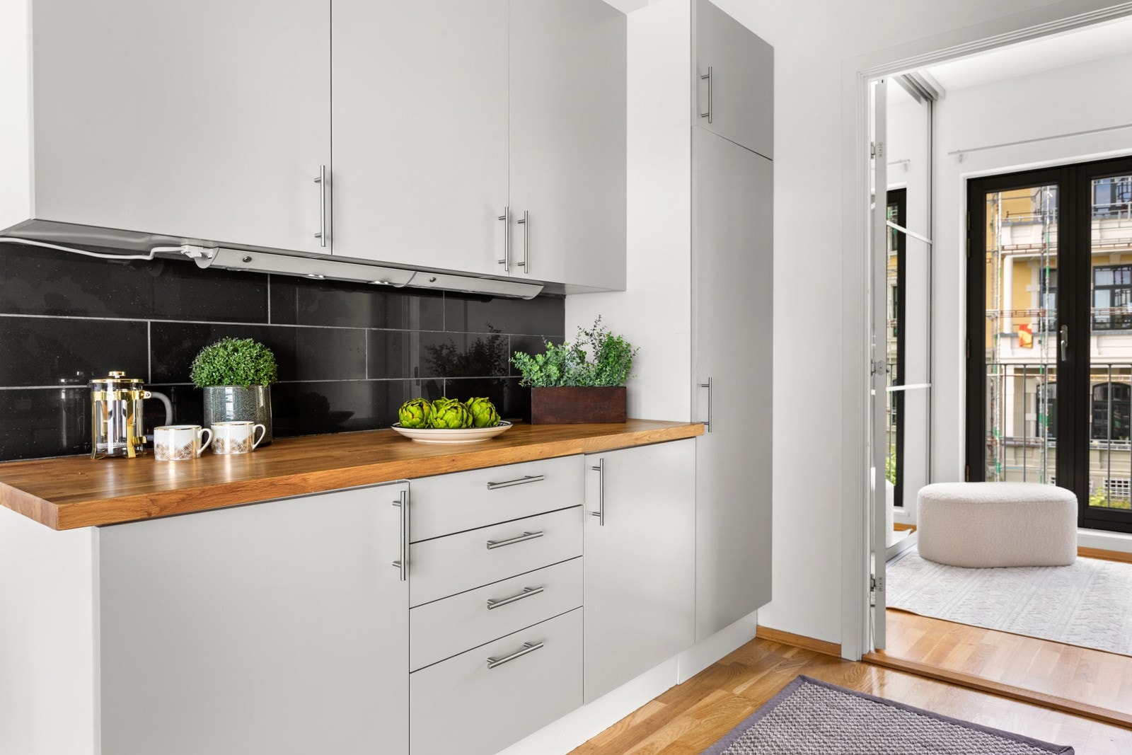 På kjøkkenet er det godt med skap- og benkeplass. Galleribilde