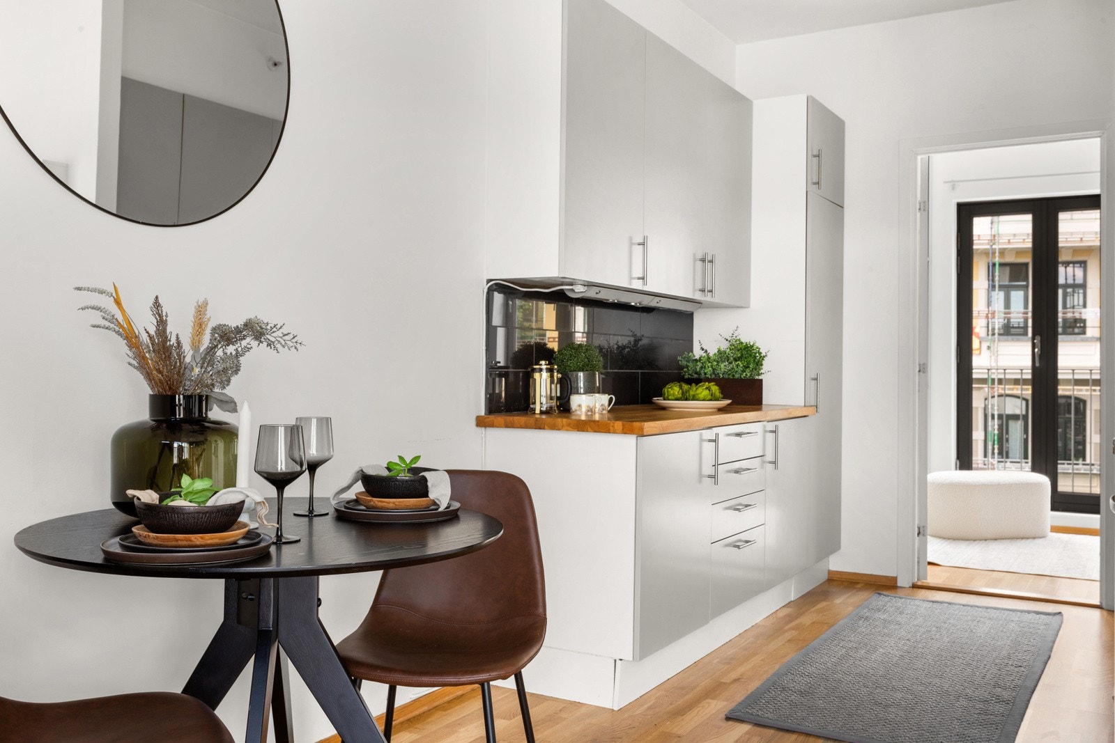 Kjøkkeninnredning med slette fronter og heltre benkeplate med oppvaskkum. Galleribilde