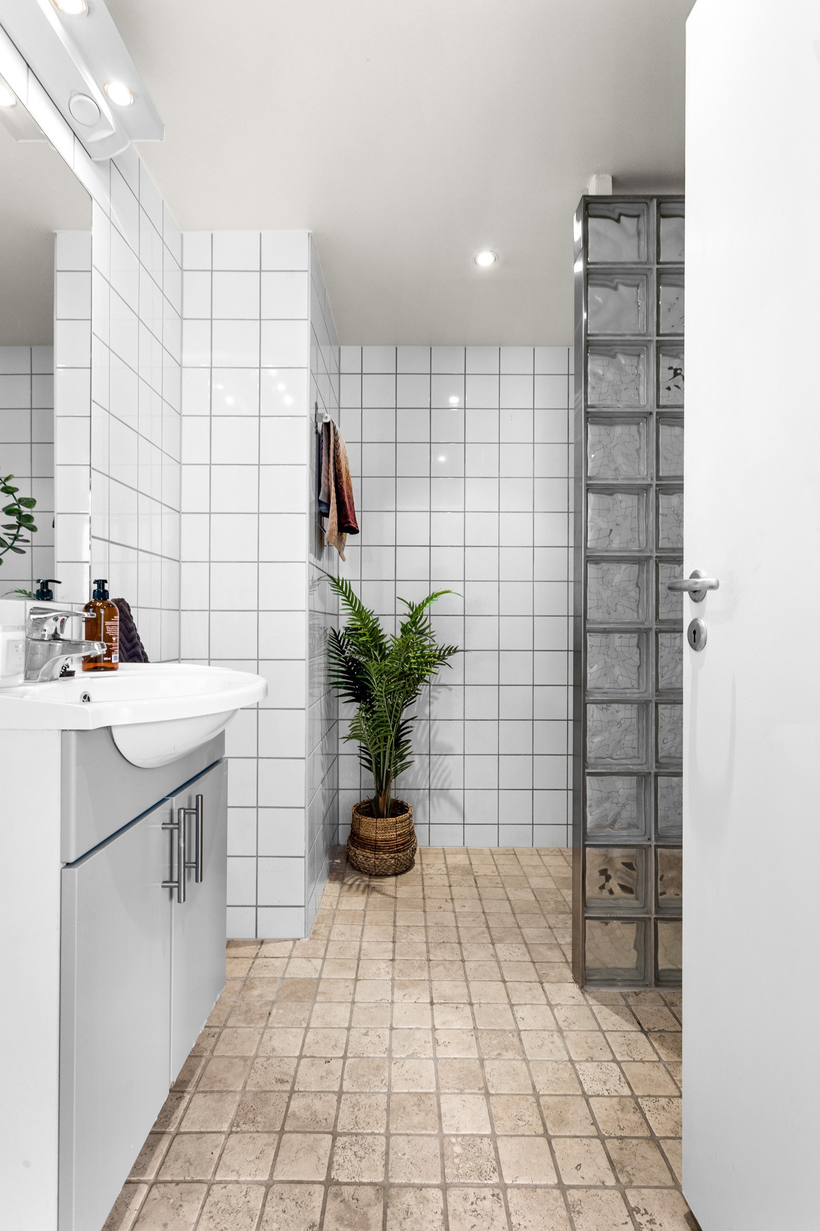 Pent flislagt bad med varmekabler i gulv og downlights i himling. Galleribilde