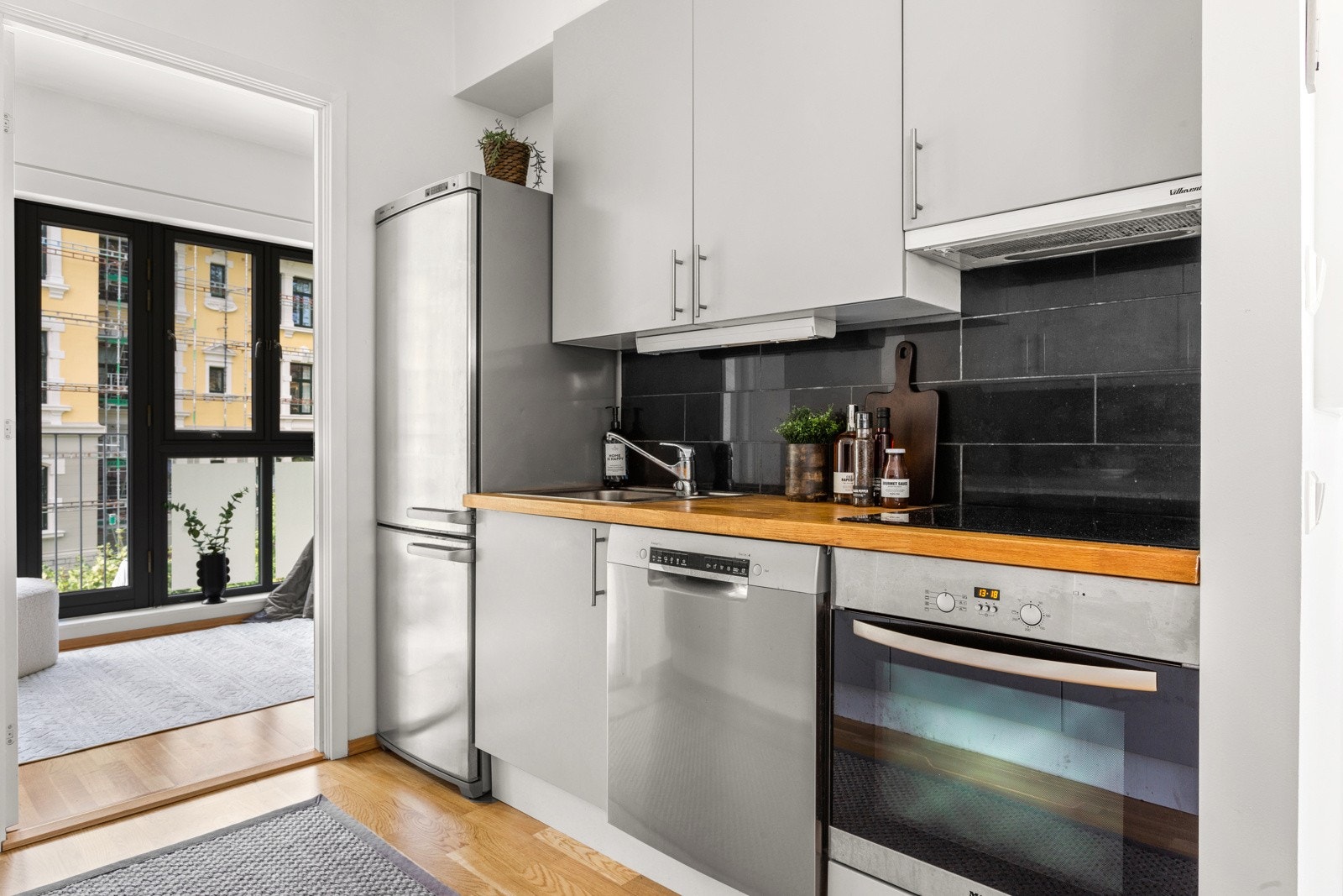 Integrert stekeovn og platetopp. Opplegg for oppvaskmaskin og velegnet plass til kjøl/frys. Galleribilde