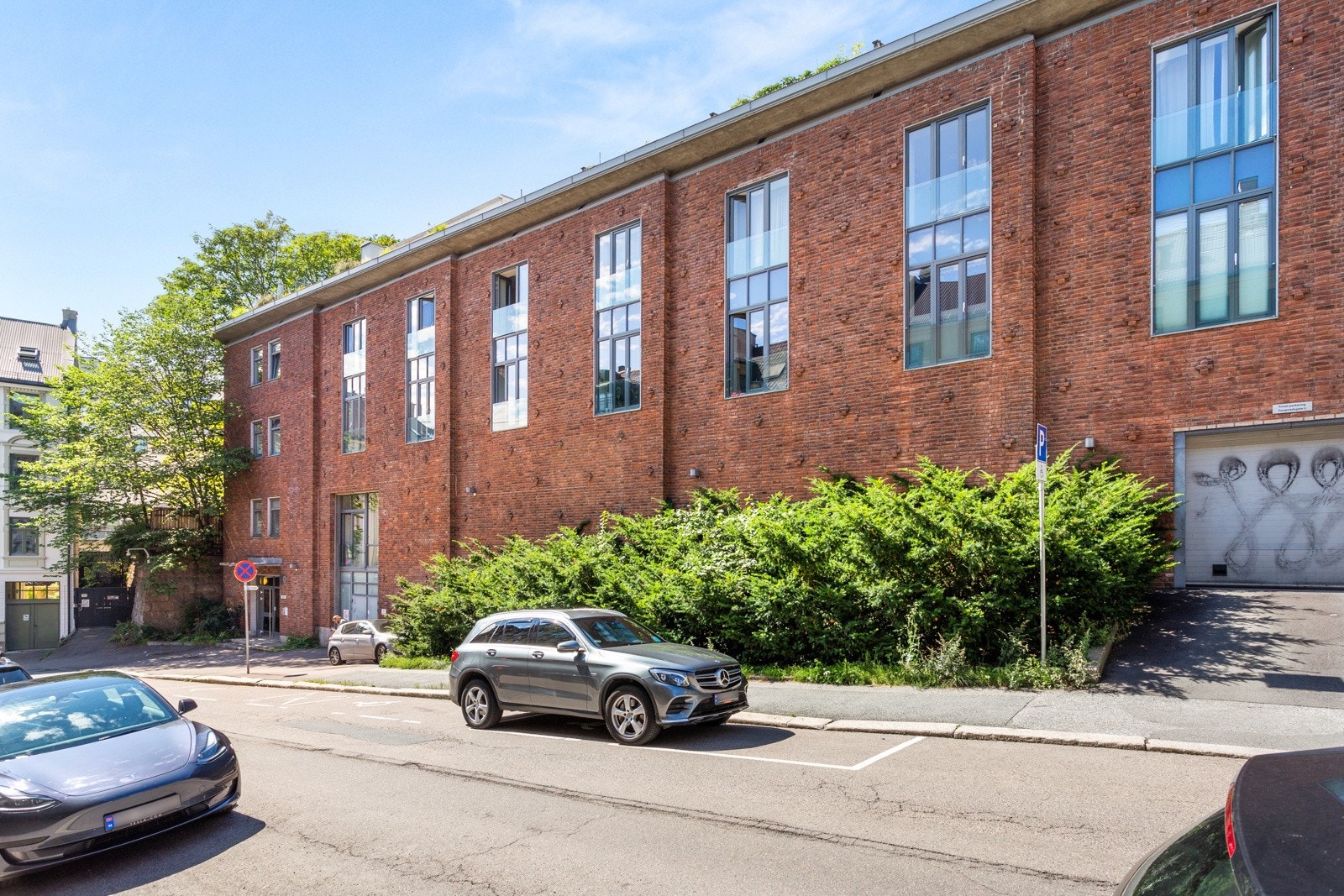 Fasade og innkjørsel til garasjeanlegget. Galleribilde