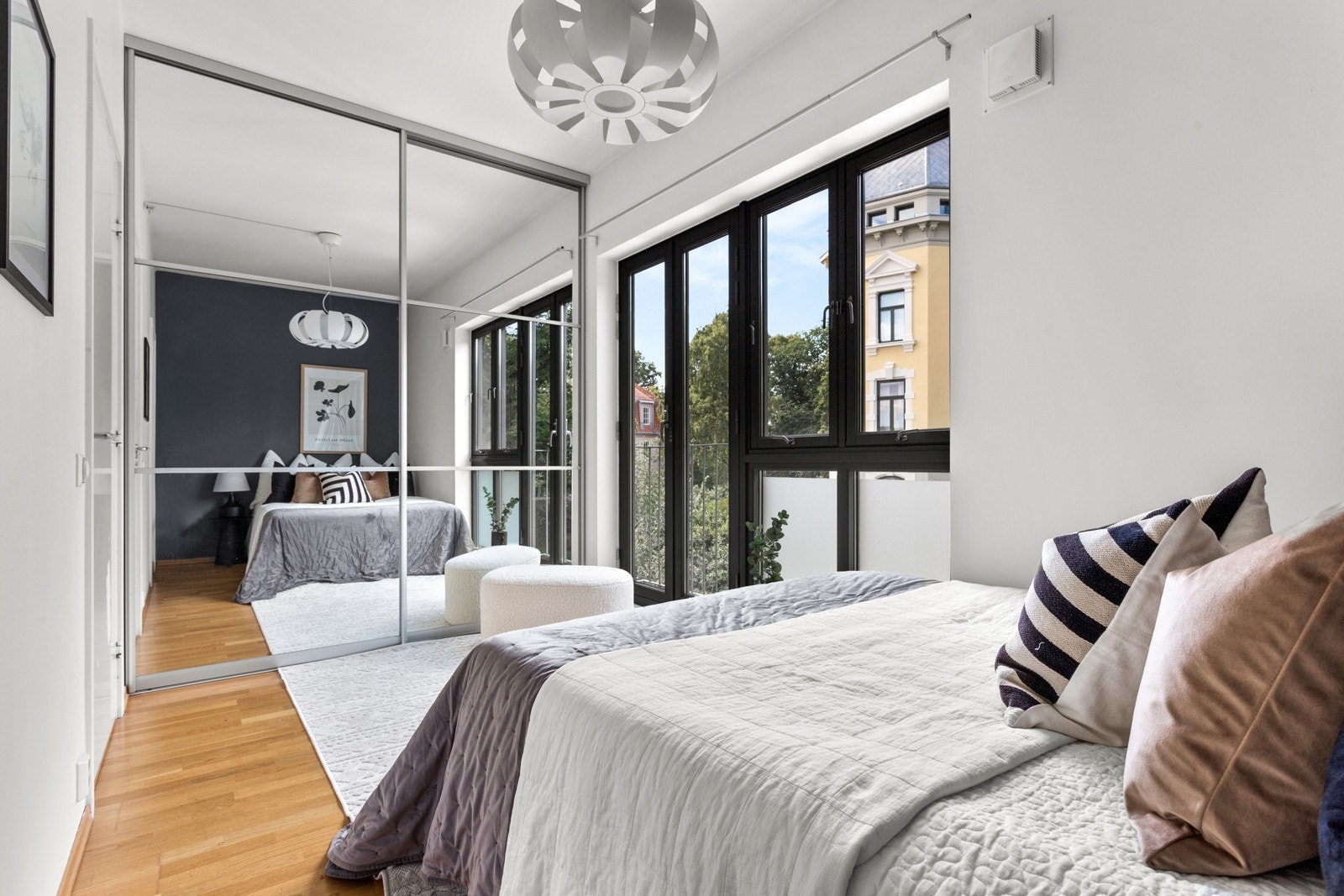 Gode oppbevaringsmuligheter i stor skyvedørsgarderobe. Galleribilde