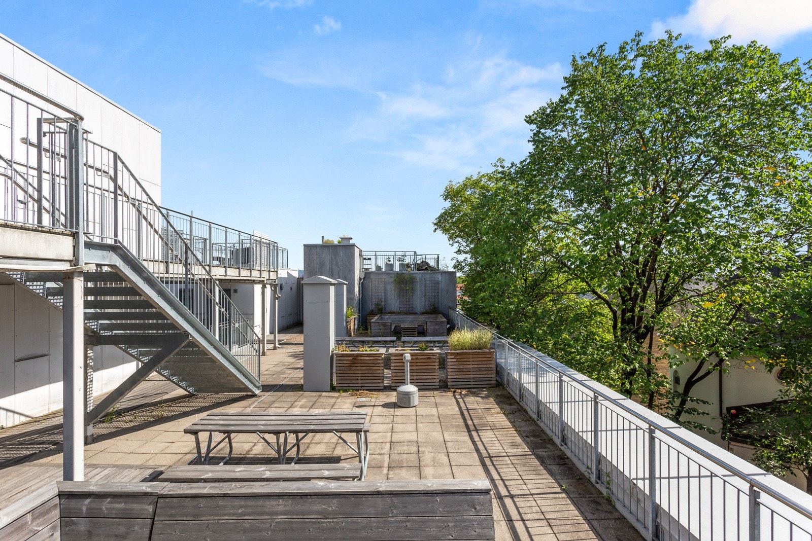 Felles takterrasse er utstyrt med flere sittesoner. Galleribilde