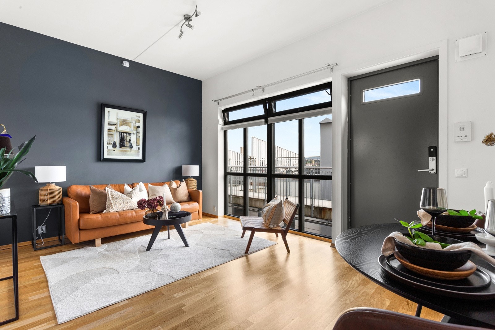 Boligen har generøs takhøyde og store vindusflater som gir en god romfølelse. Galleribilde