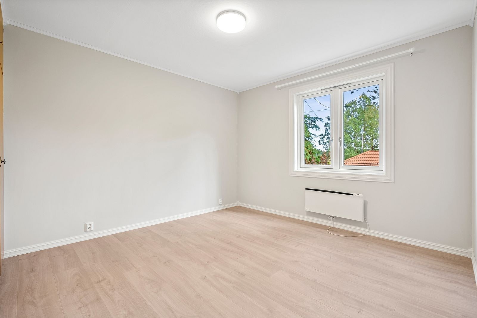 Soverom 1 - Nymalt og nytt gulv. Integrert garderobeskap følger med. Galleribilde