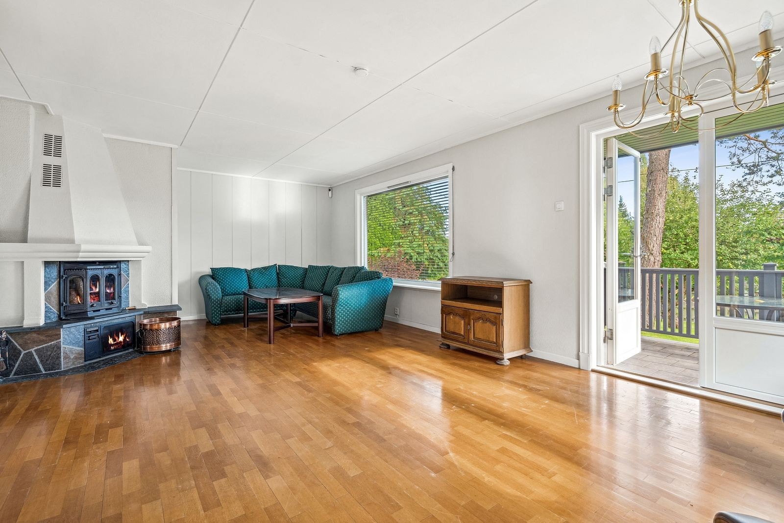 Romslig stue med peis og god plass til møblering. Galleribilde